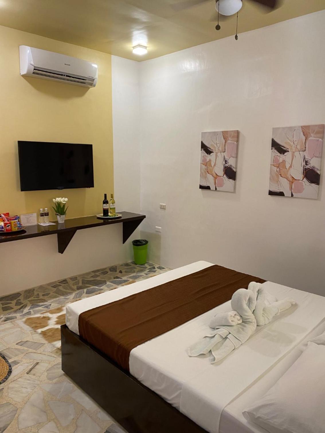 Deluxe Double Room with Balcony - Photo 13