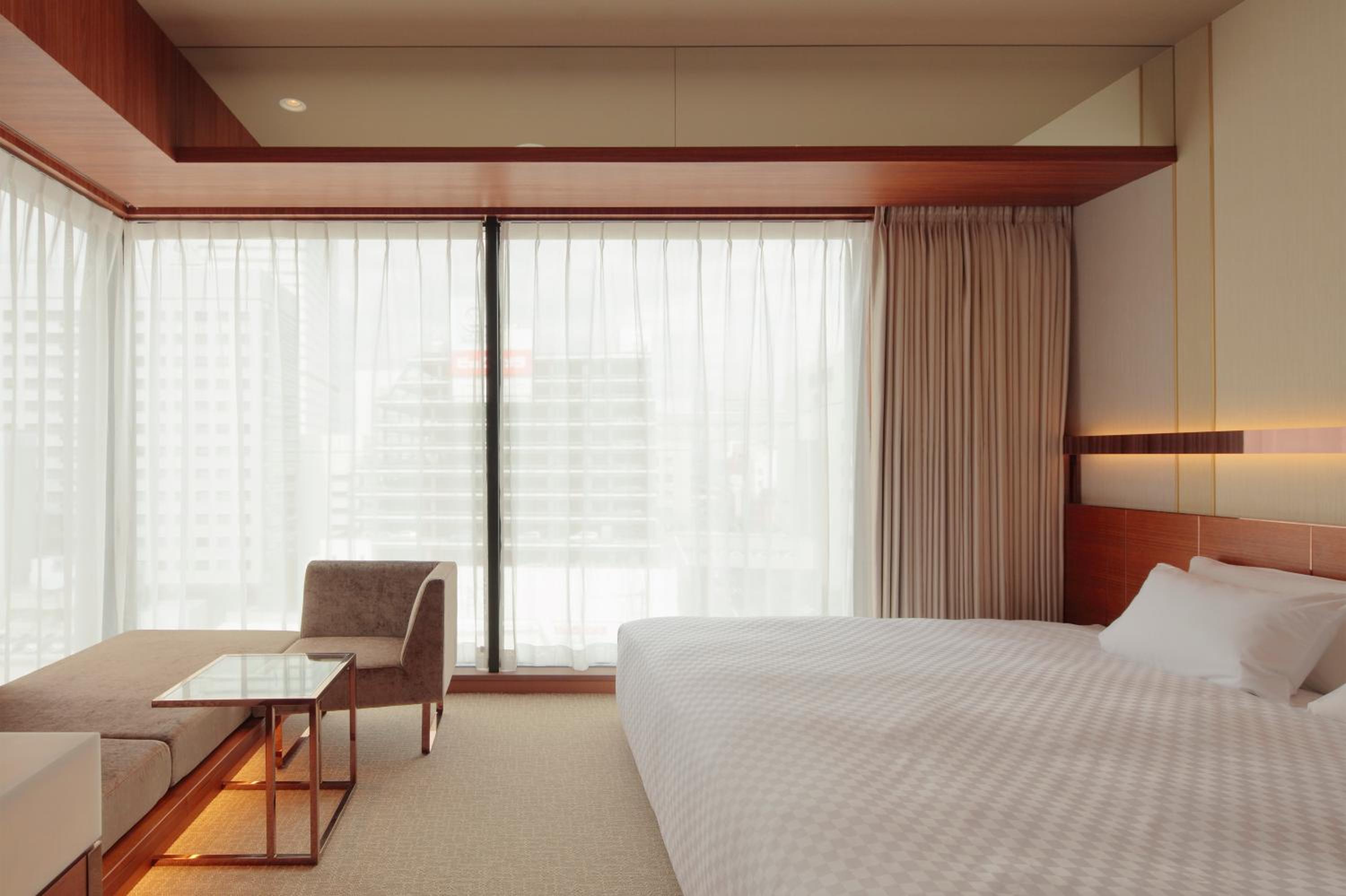 Corner King room