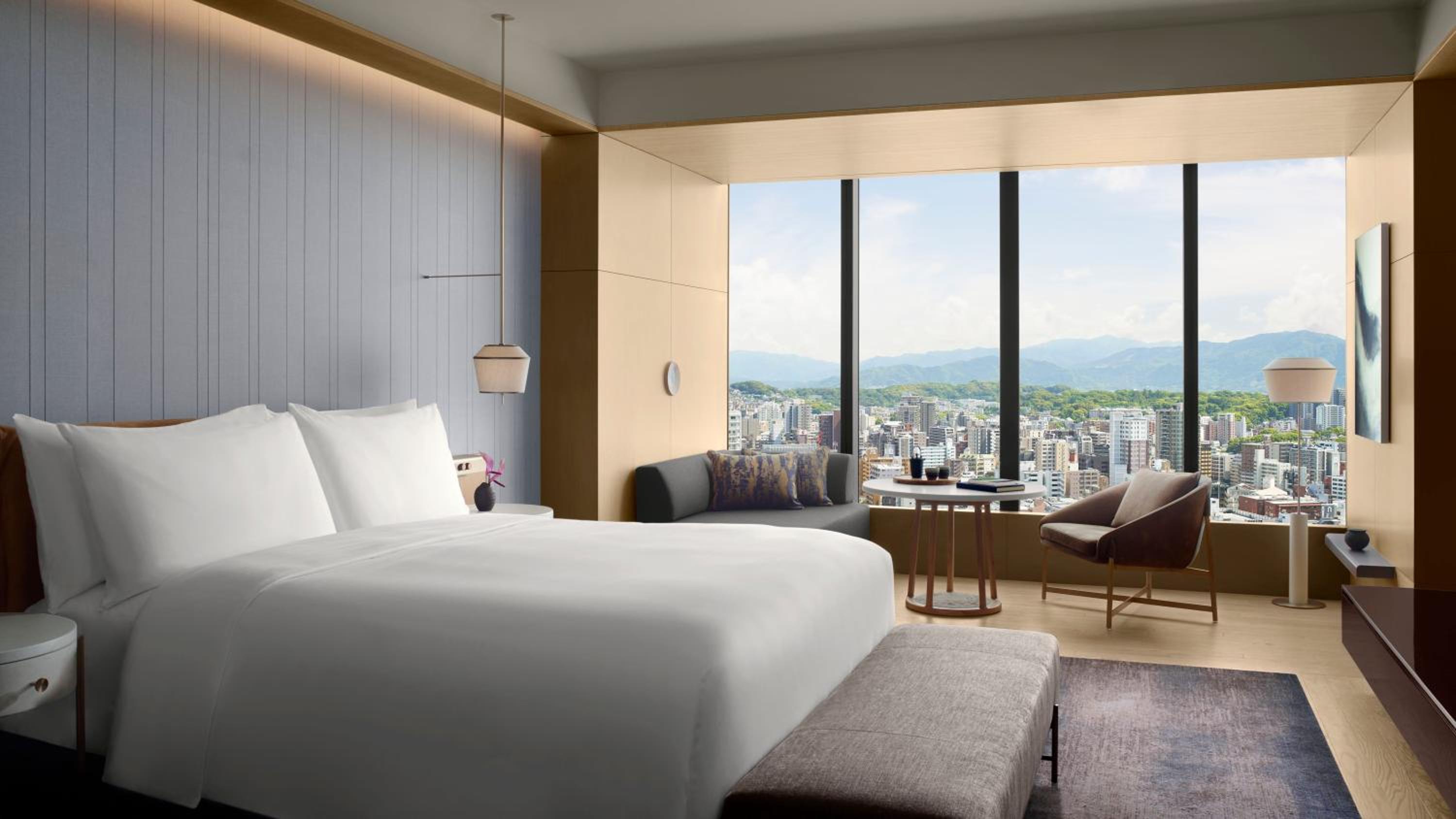 Club level, Club Guest room, 1 King, Skyline view - Photo 1