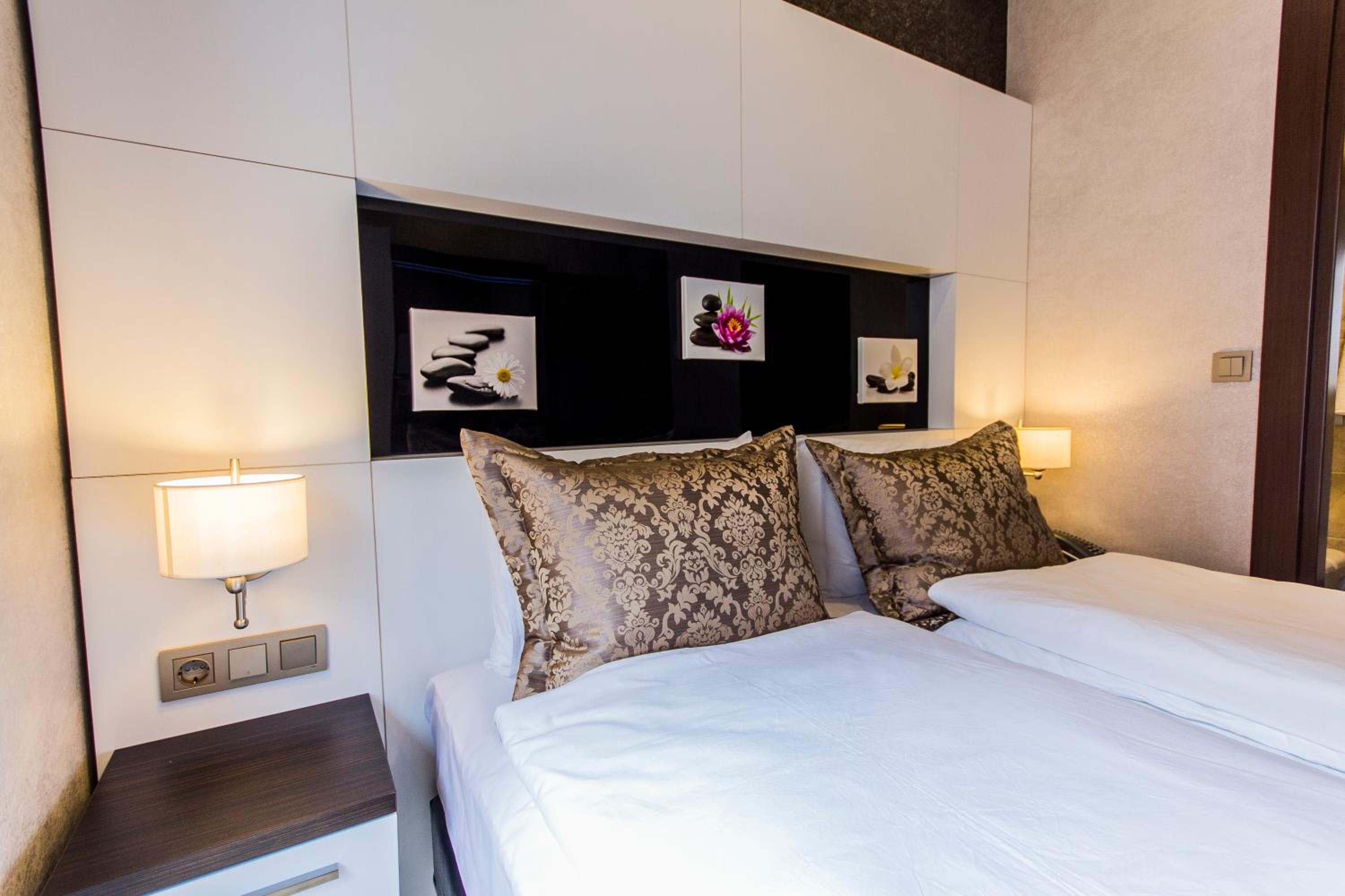 Deluxe Double Room with Balcony photo 3