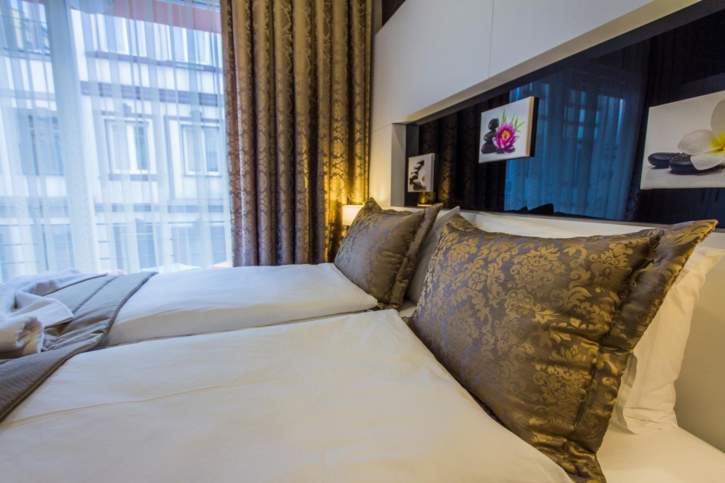 Deluxe Double Room with Balcony photo 2