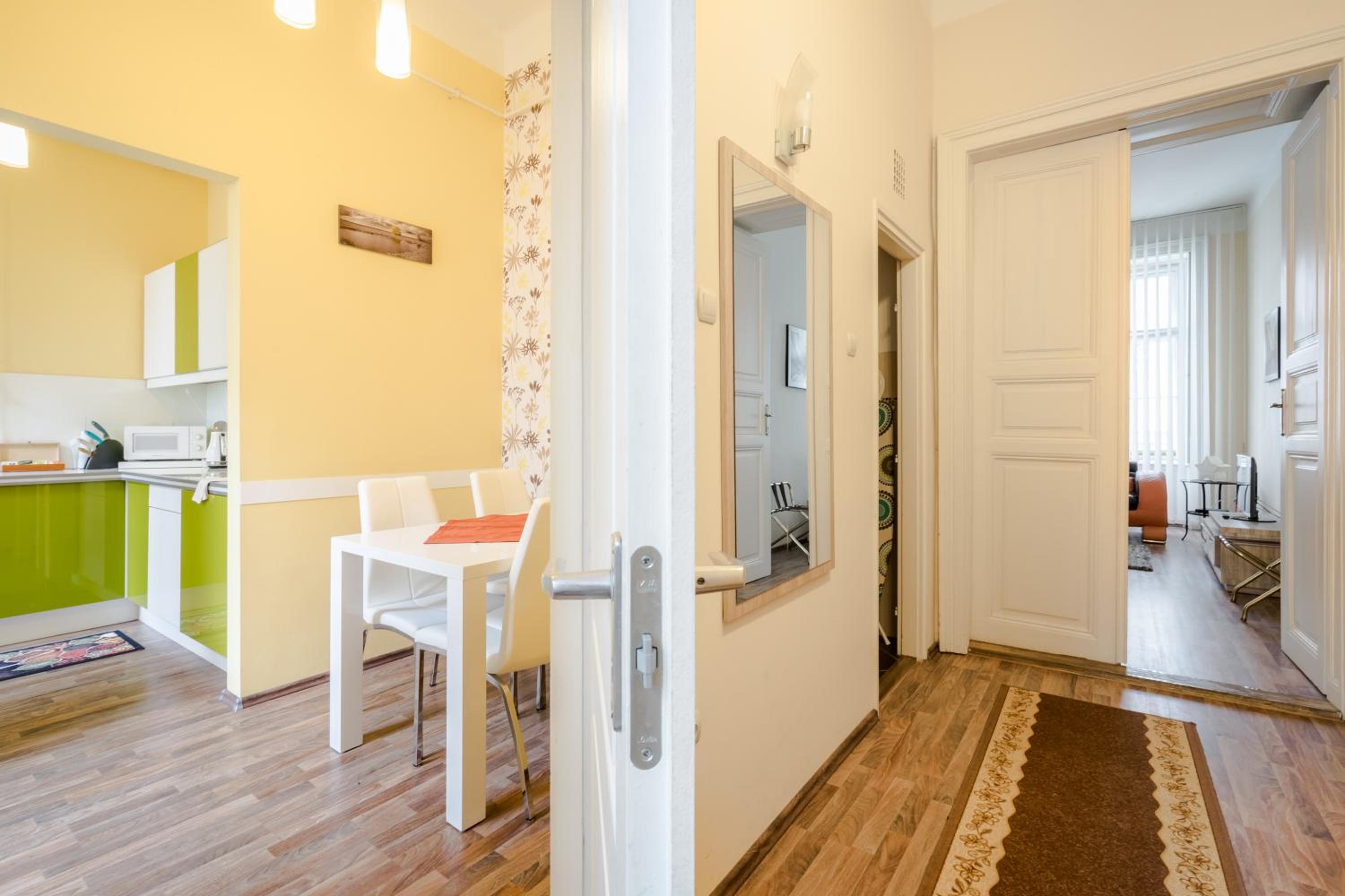 Apartment with Balcony - Photo 7