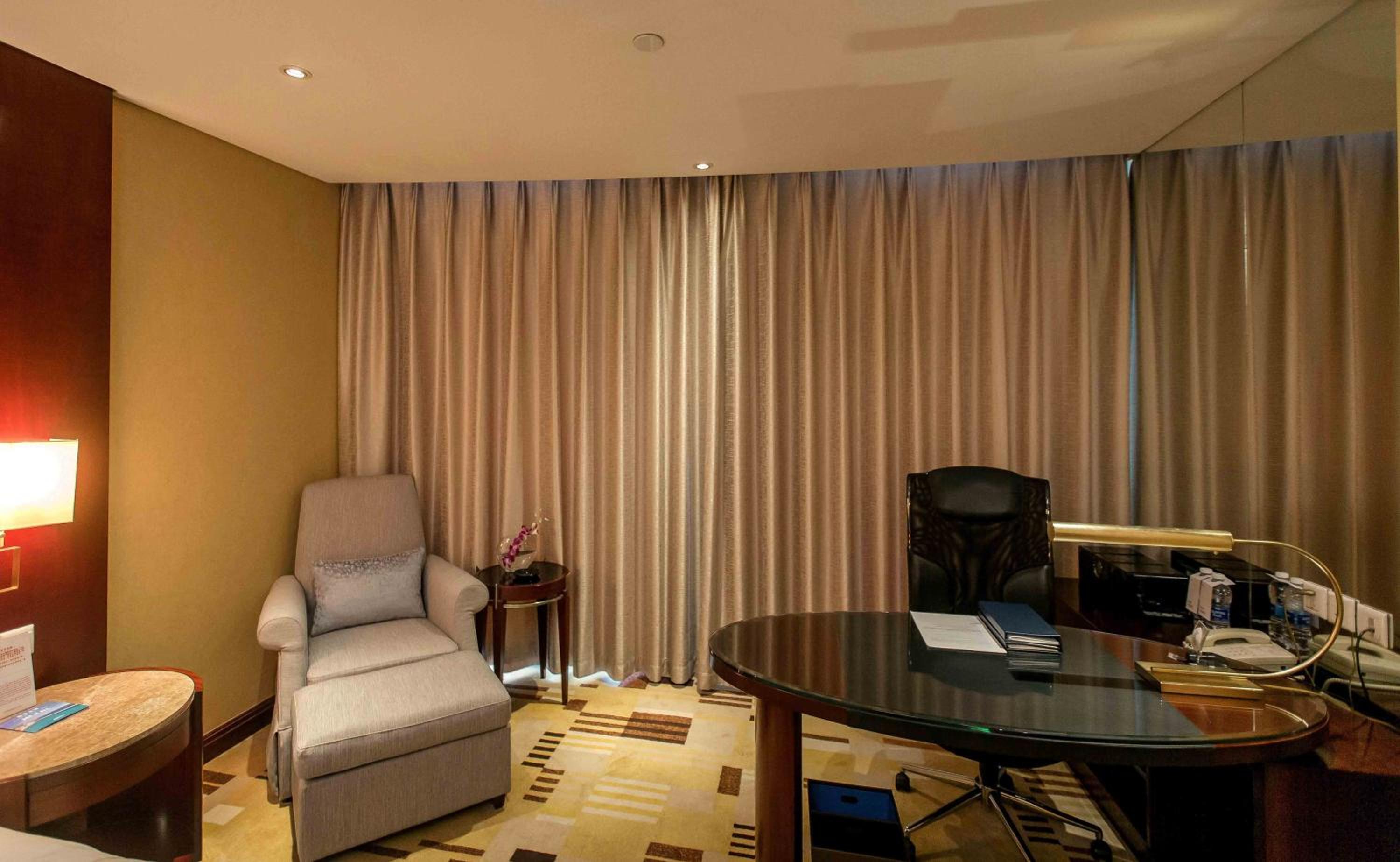 Deluxe King, Guest room, 1 King, City view photo 2