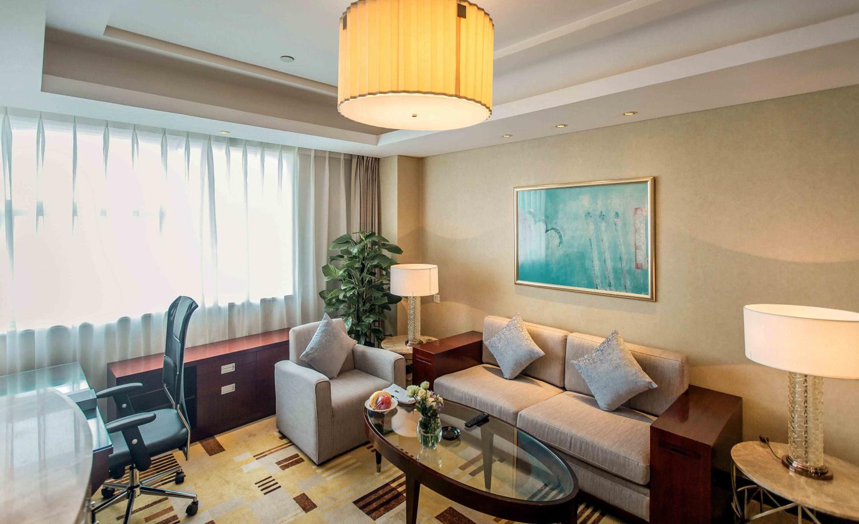 Executive Deluxe Suite, Executive level, Guest room, 1 King photo 2