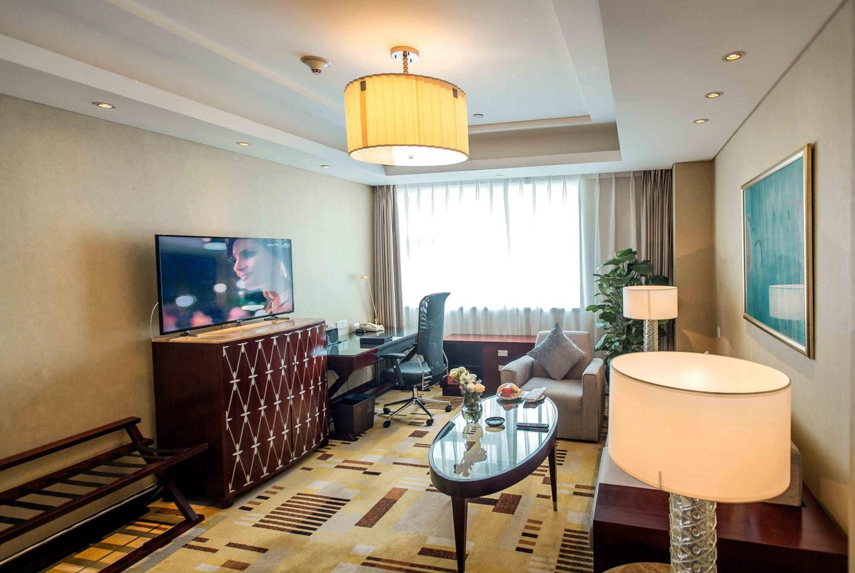 Executive Deluxe Suite, Executive level, Guest room, 1 King photo 1