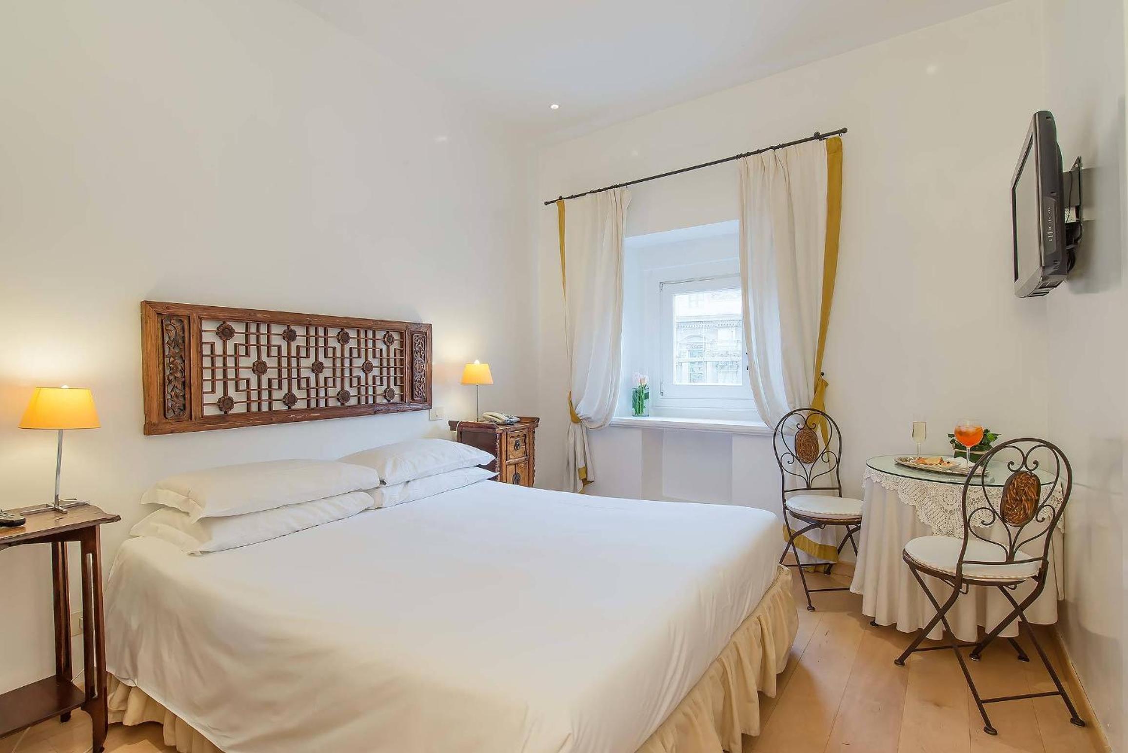 Double room with Trevi Fountain View photo 3