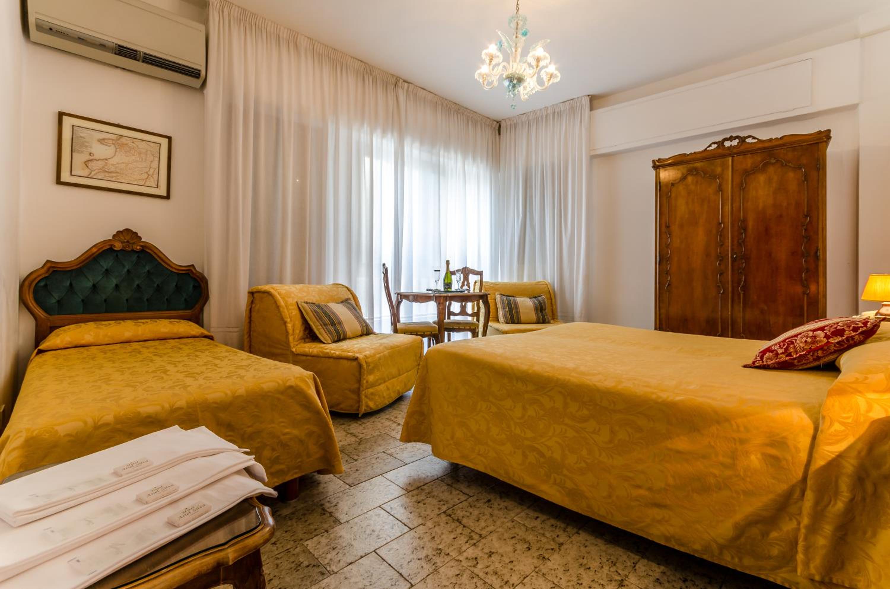Double Room with Shared Bathroom photo 3