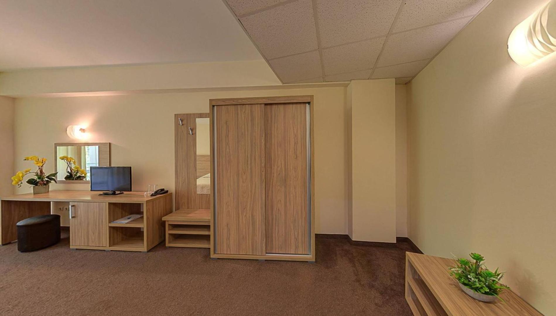 Double Room with Balcony and Park View (2 Adults) - Photo 1