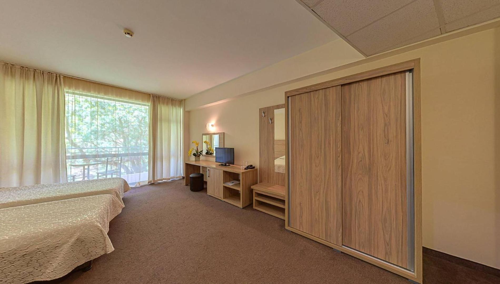 Double Room with Balcony and Park View (2 Adults) - Photo 9