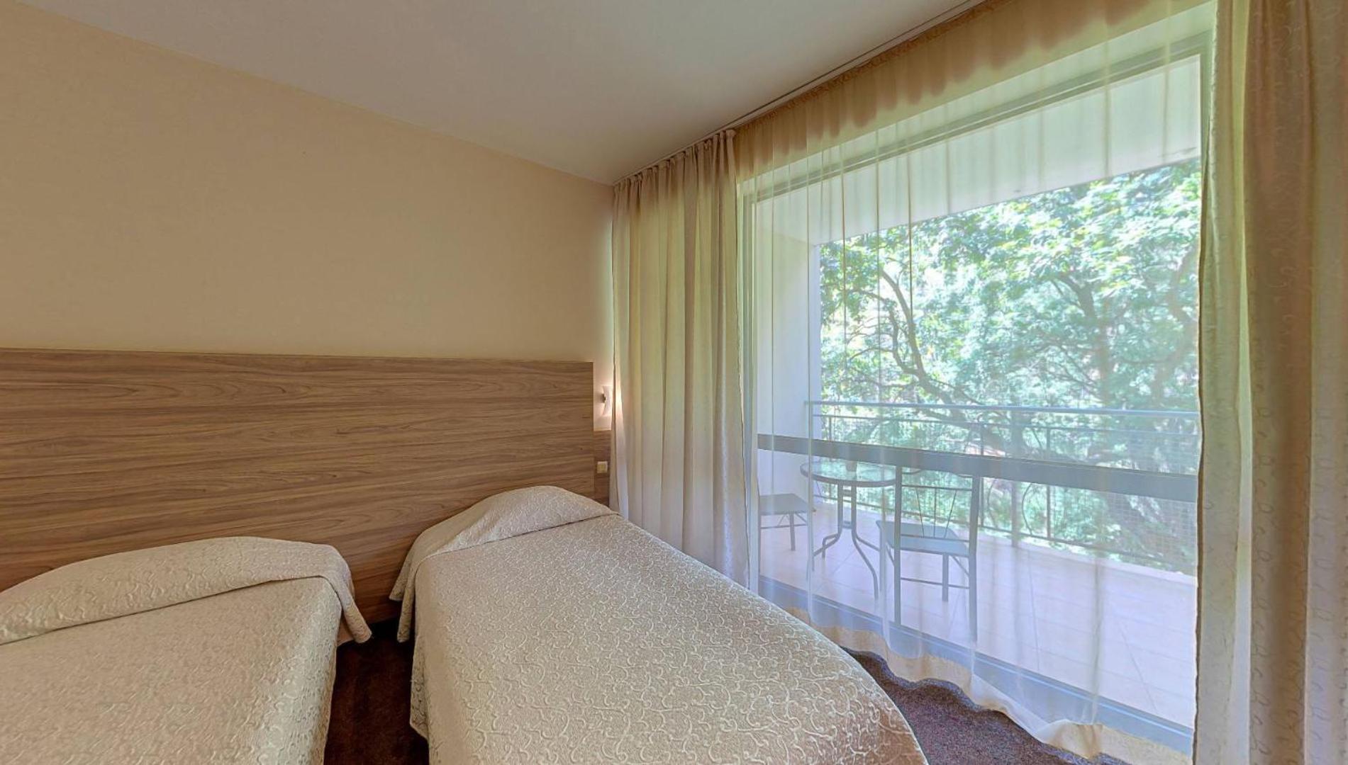 Double Room with Balcony and Park View (2 Adults) - Photo 8