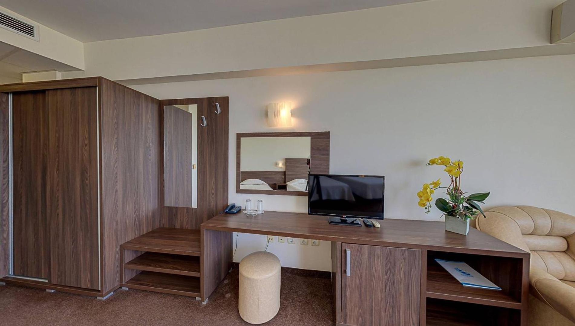 Double Room with Balcony and Park View (2 Adults) - Photo 6
