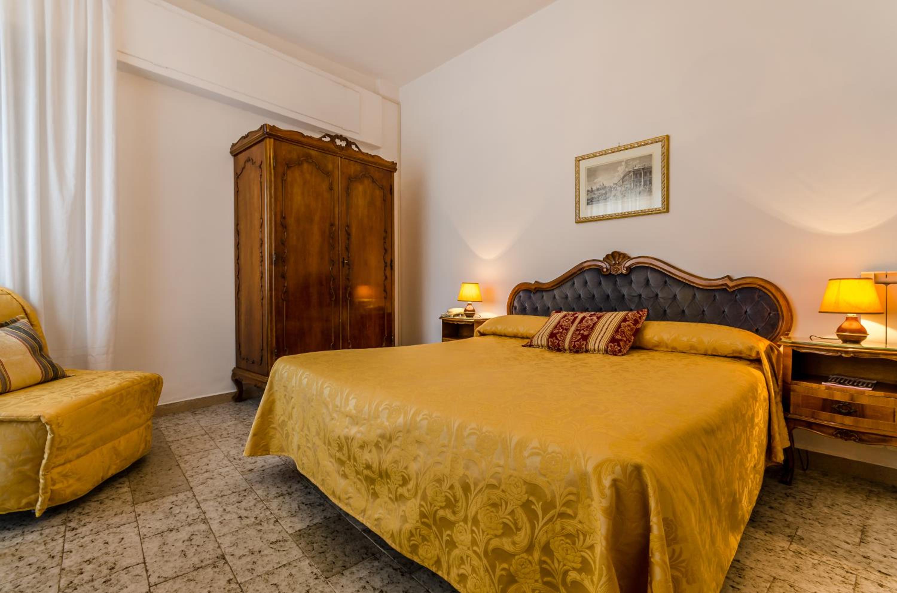 Double Room with Shared Bathroom photo 2