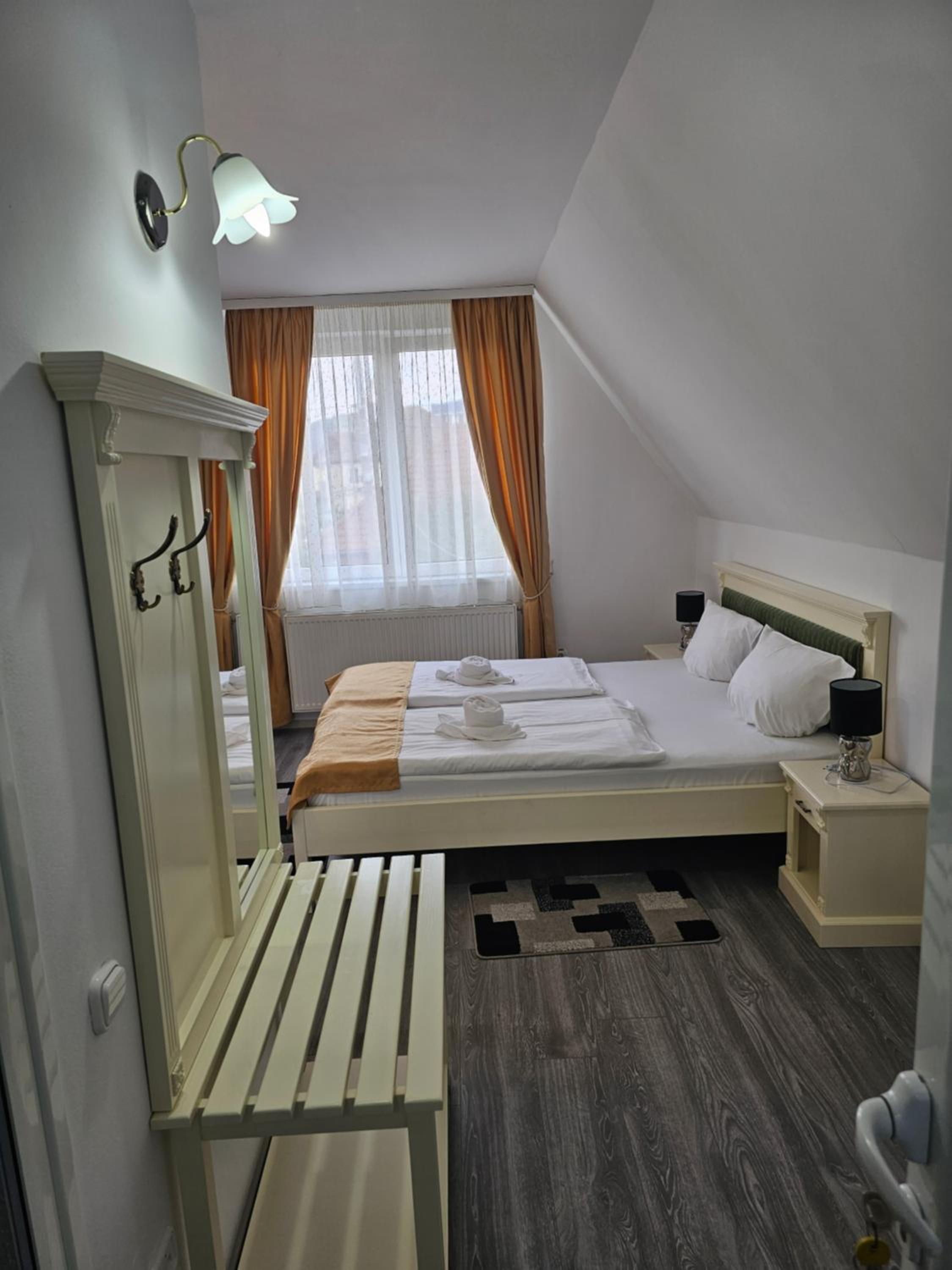 Double Room with Private Bathroom - Photo 1