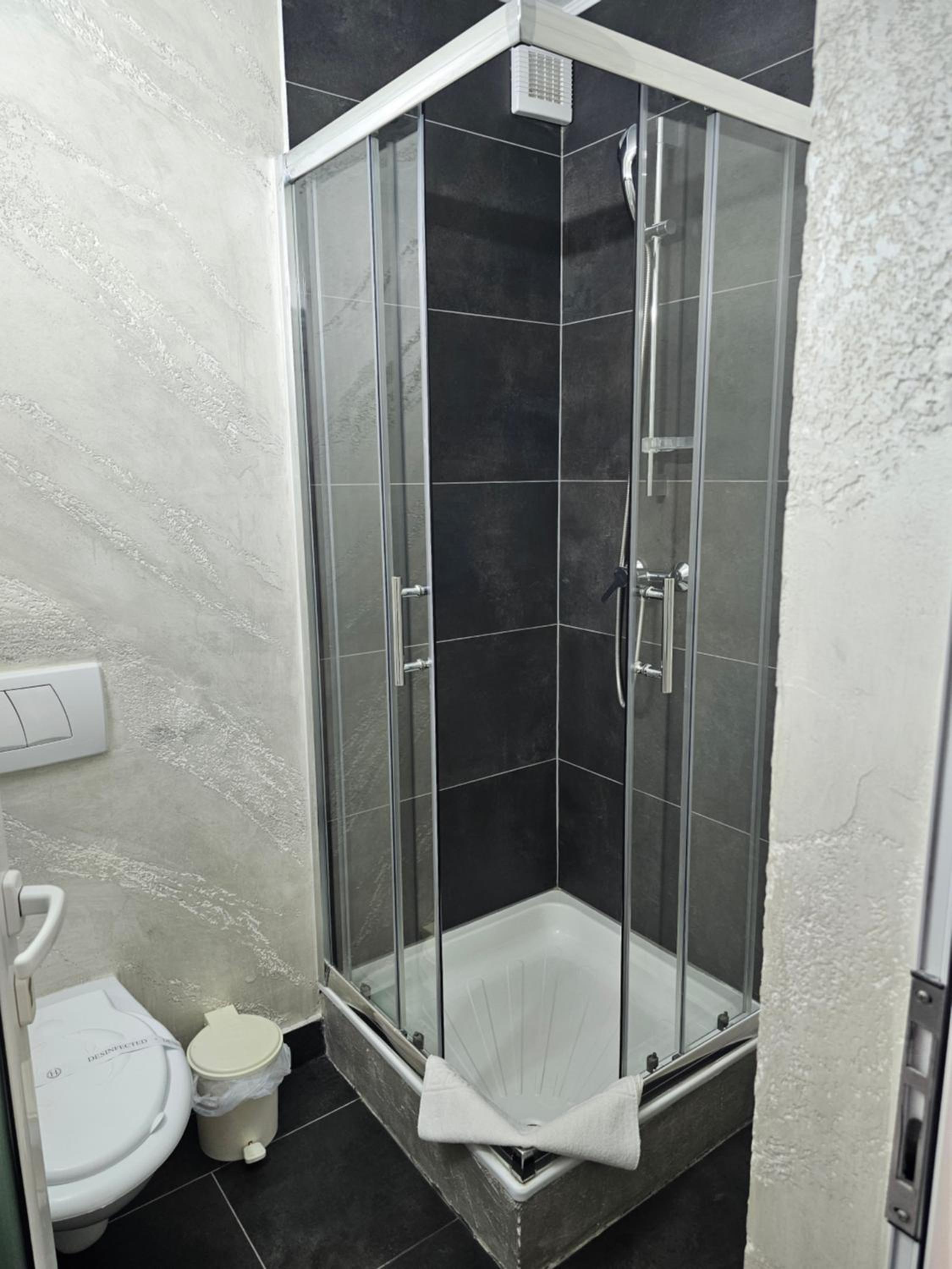 Double Room with Private Bathroom - Photo 2