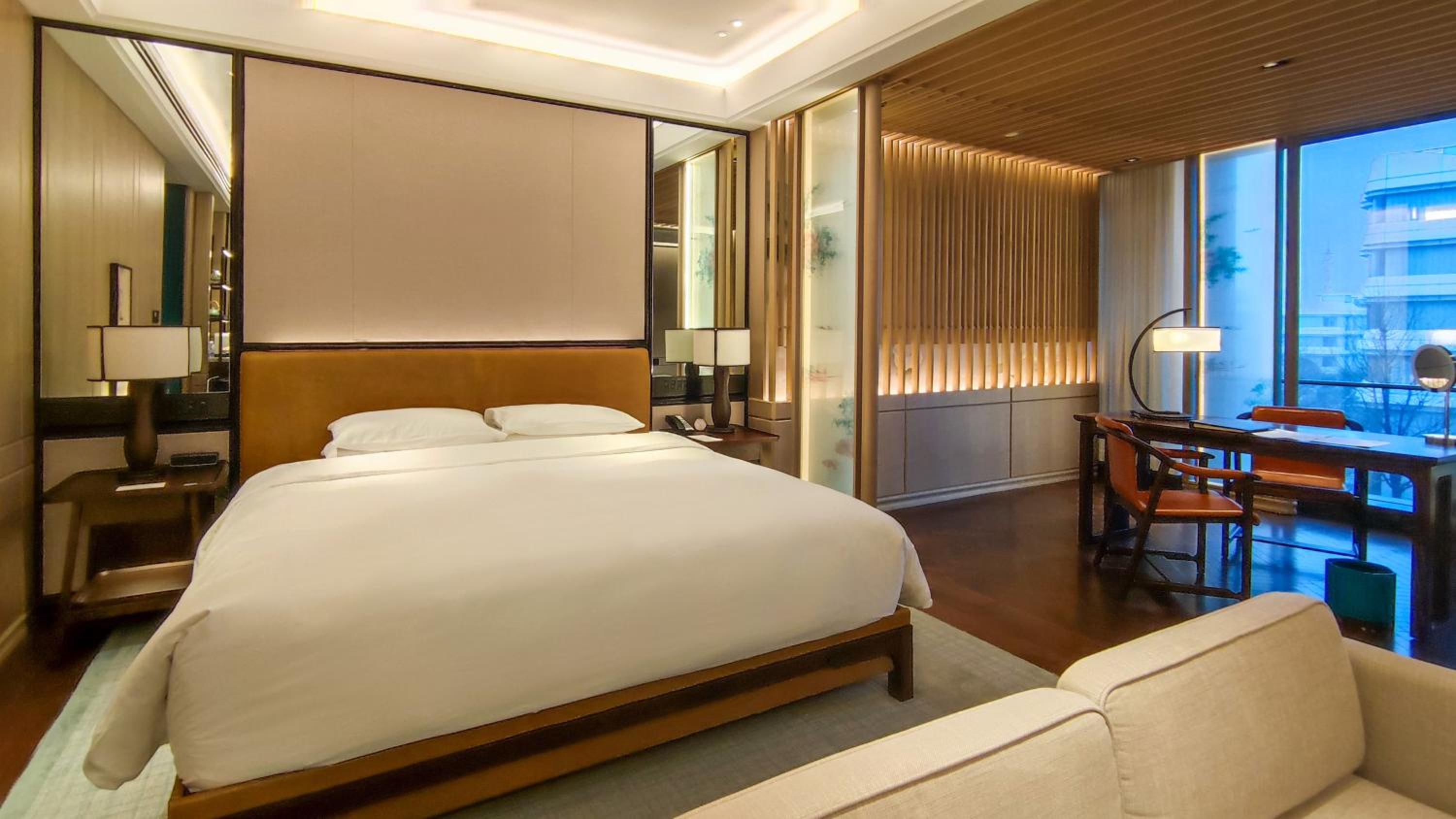Deluxe King Room - Photo 2