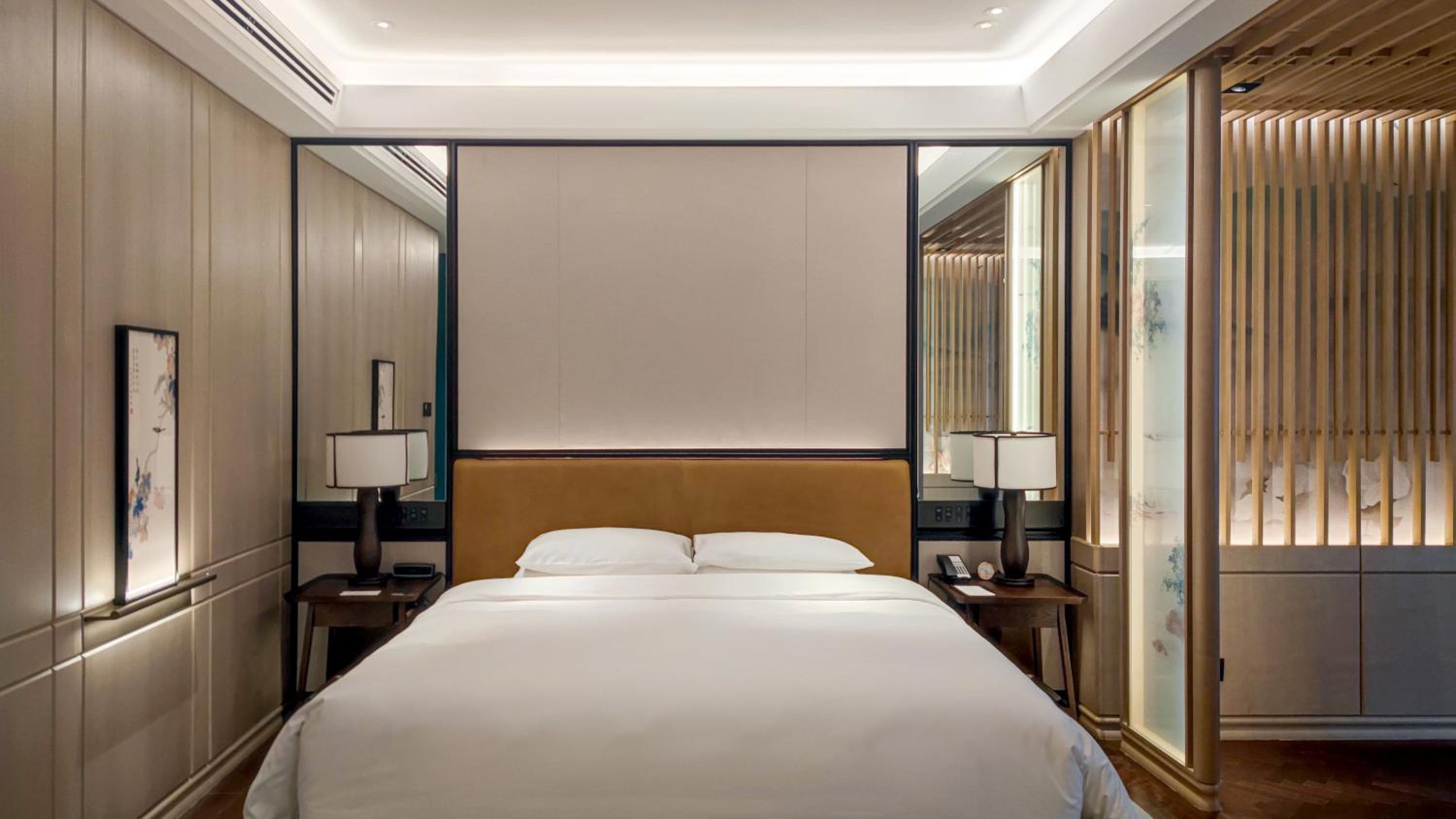 Deluxe King Room - Photo 1