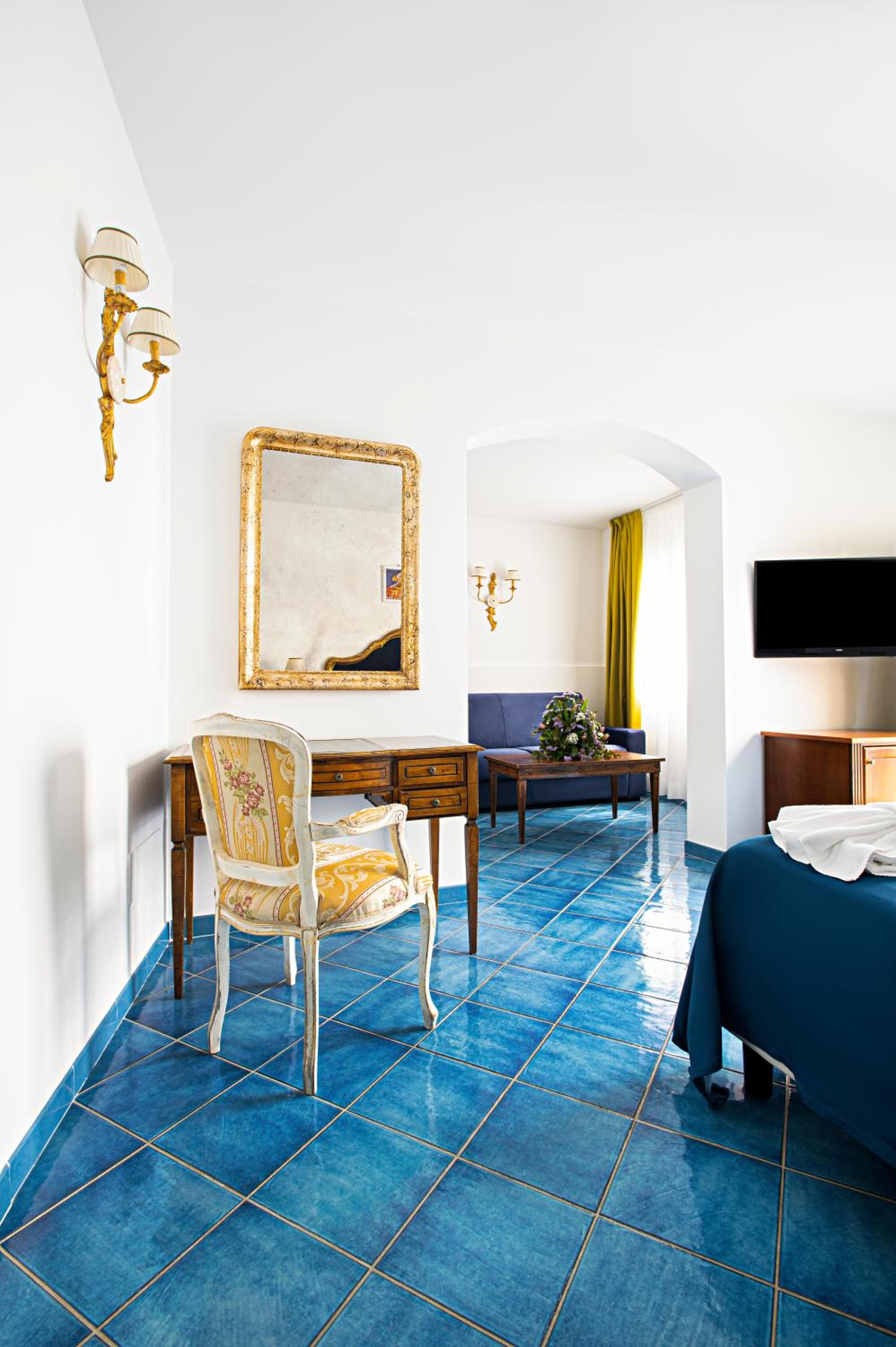 Suite - Photo 1