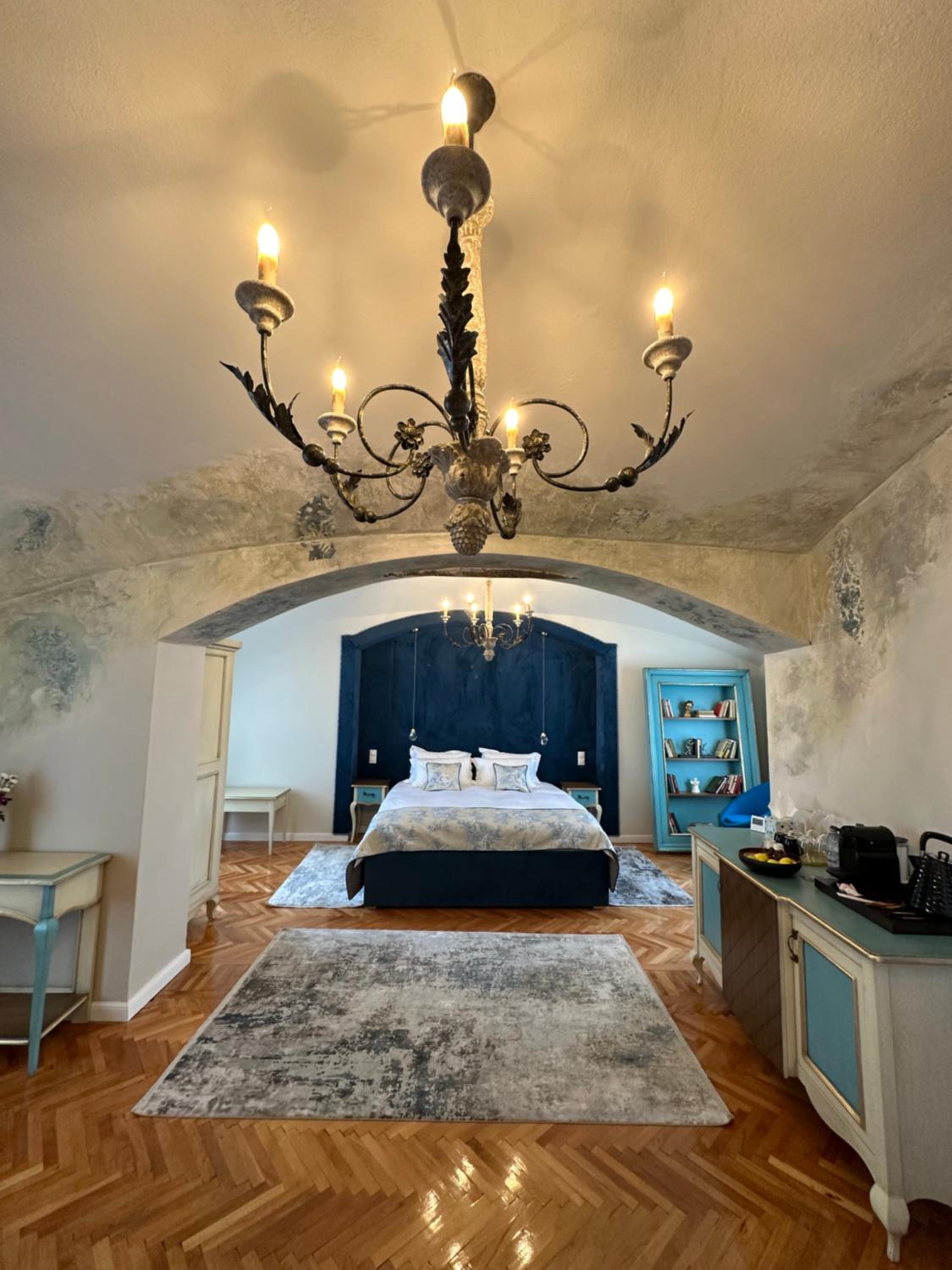 Deluxe Family Suite - Photo 35