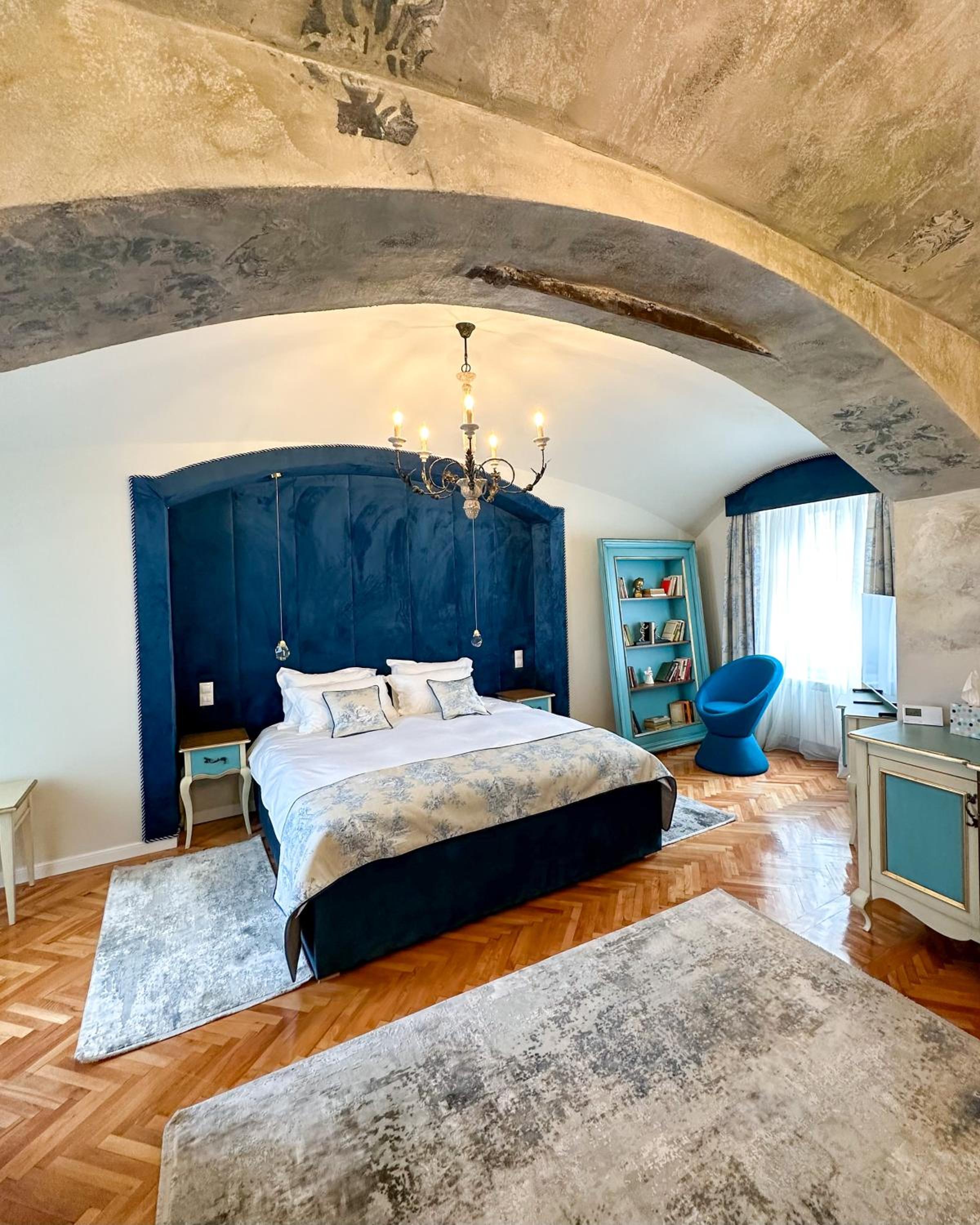 Deluxe Family Suite - Photo 36