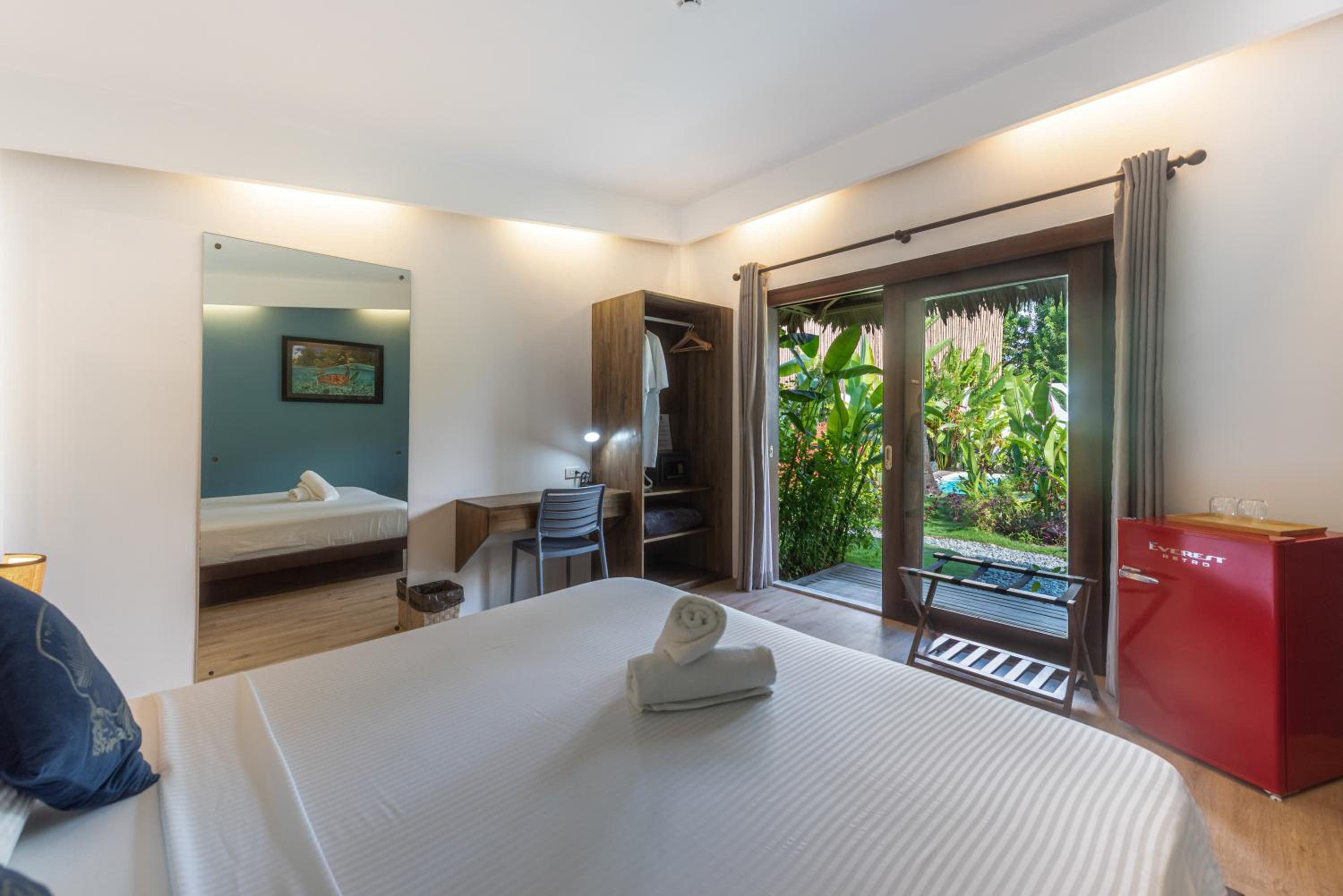 King Room with Pool View photo 3