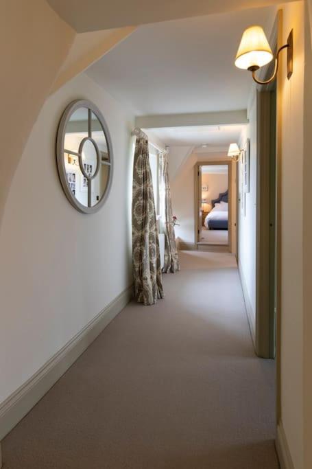Five-Bedroom House photo 1