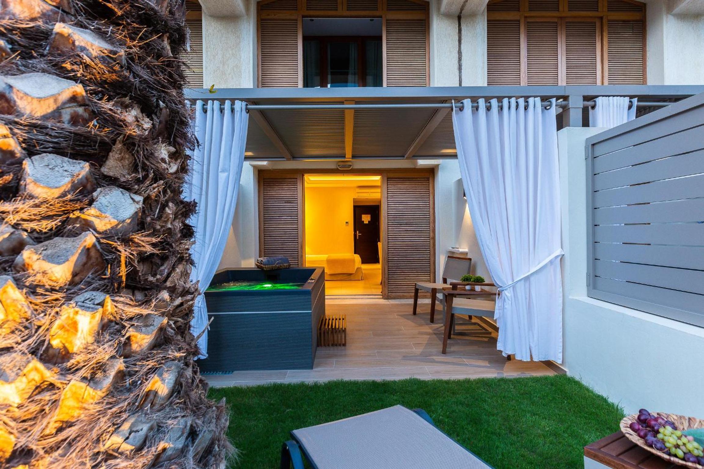 Superior Room with Outdoor Jetted Tub photo 3