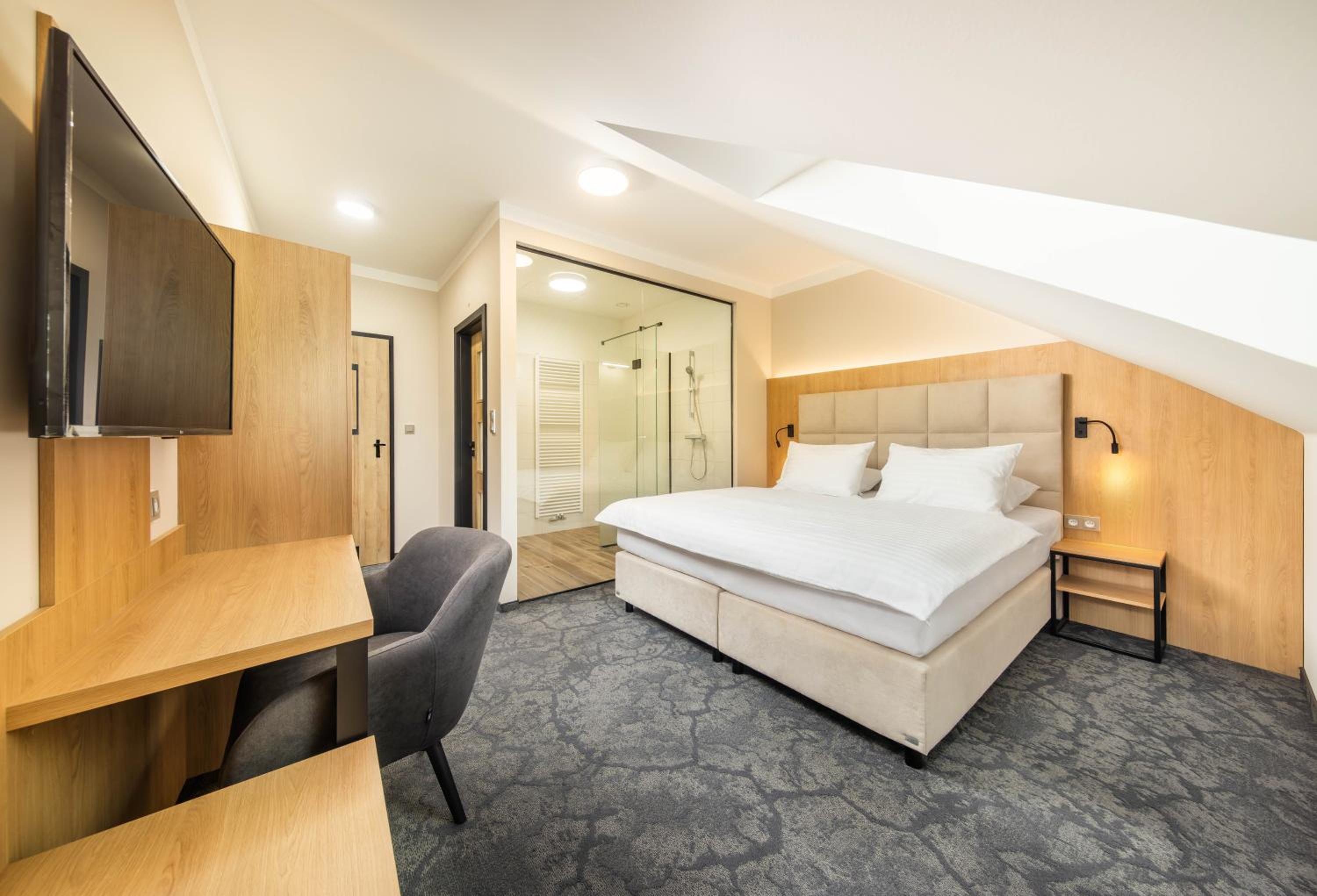 Deluxe Double Room with glass Bathroom photo 1