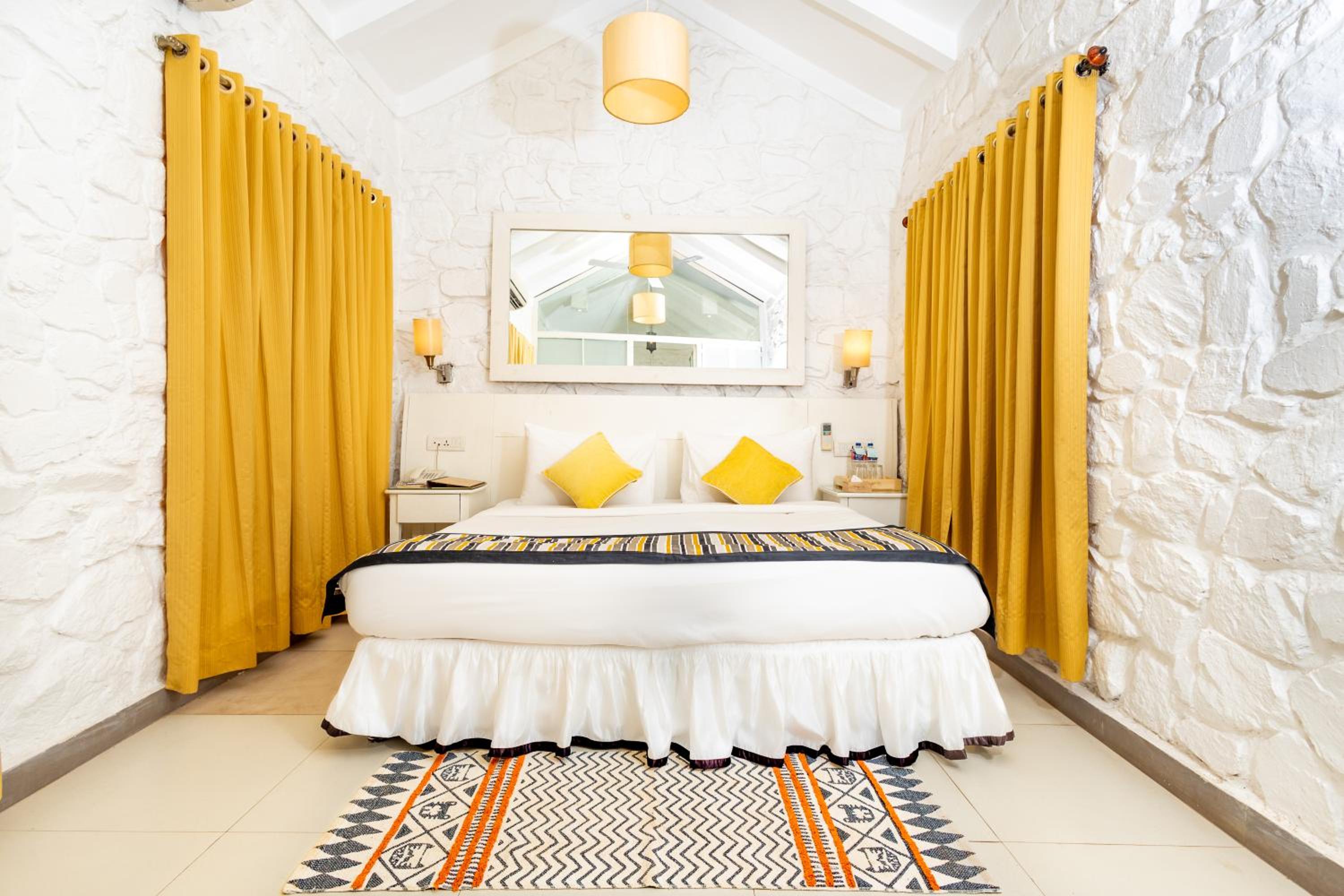 Deluxe Room with Pool View - Photo 20