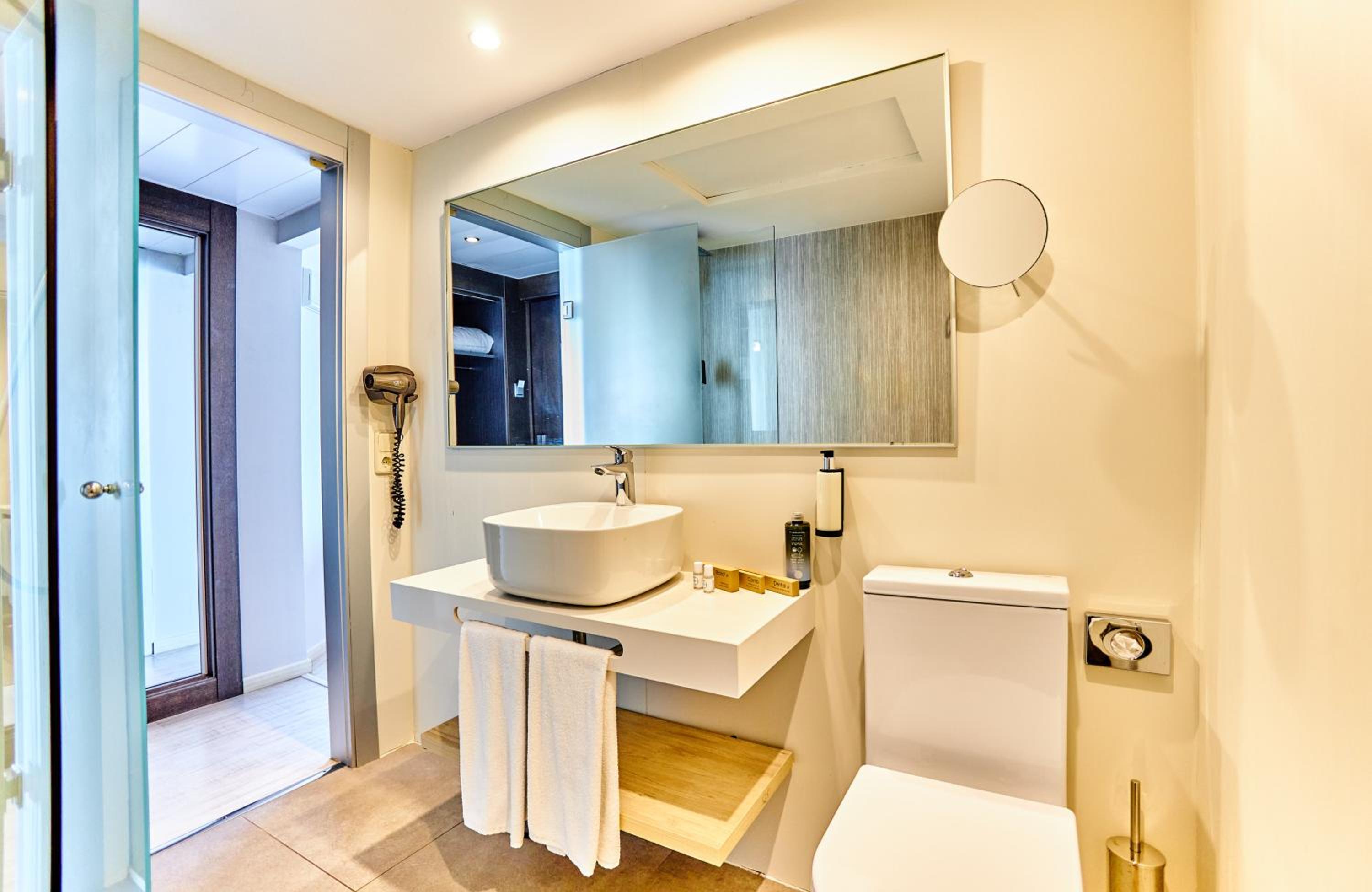 Superior Triple Room with Side Sea View thumbnail 6