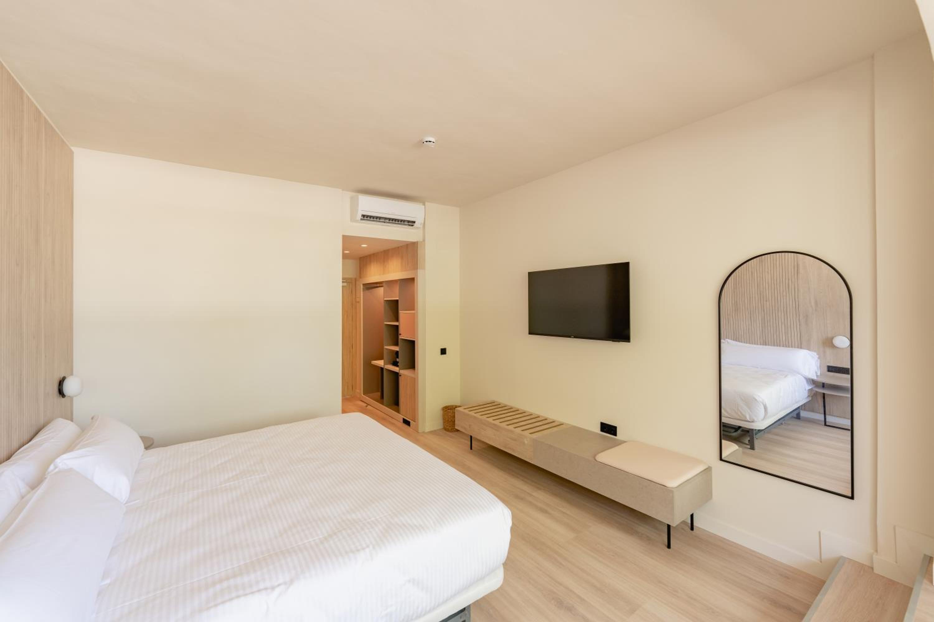 Business Room (3 Adults) - Photo 1