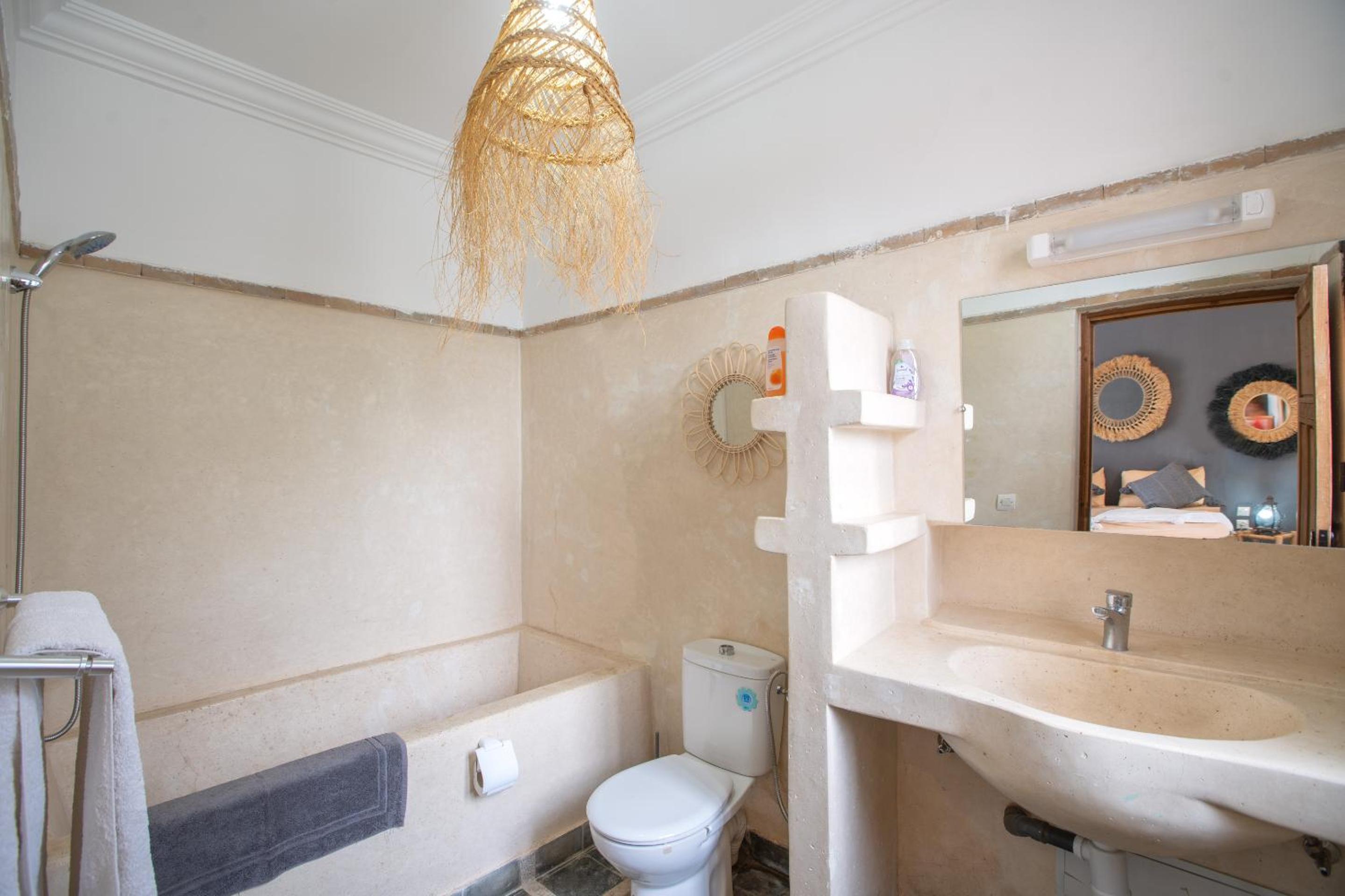 Suite with Pool View - Photo 10