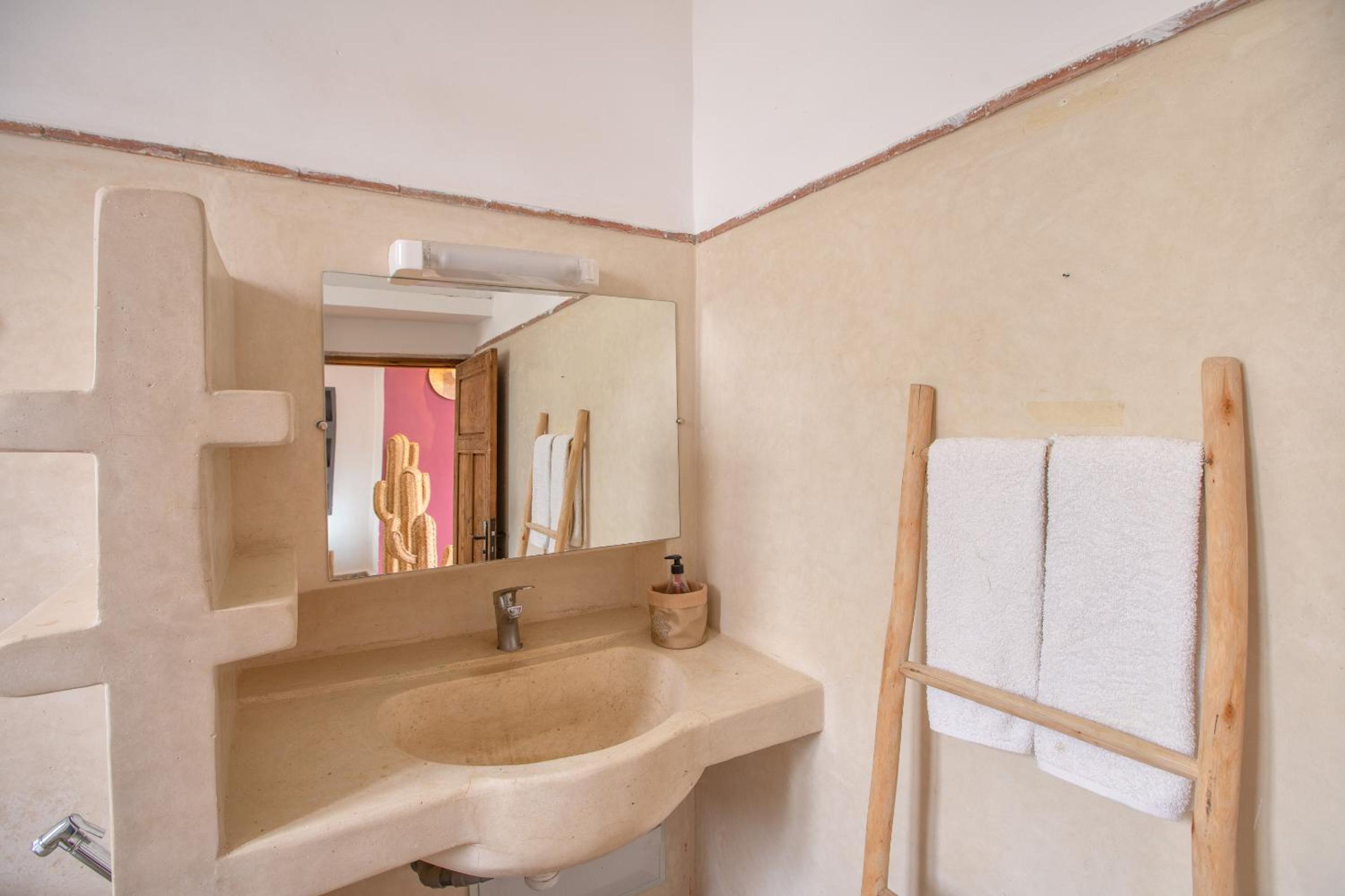 Suite with Pool View - Photo 7
