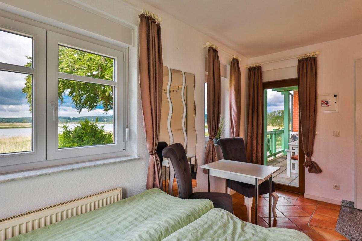 Apartment with Lake View - Photo 1