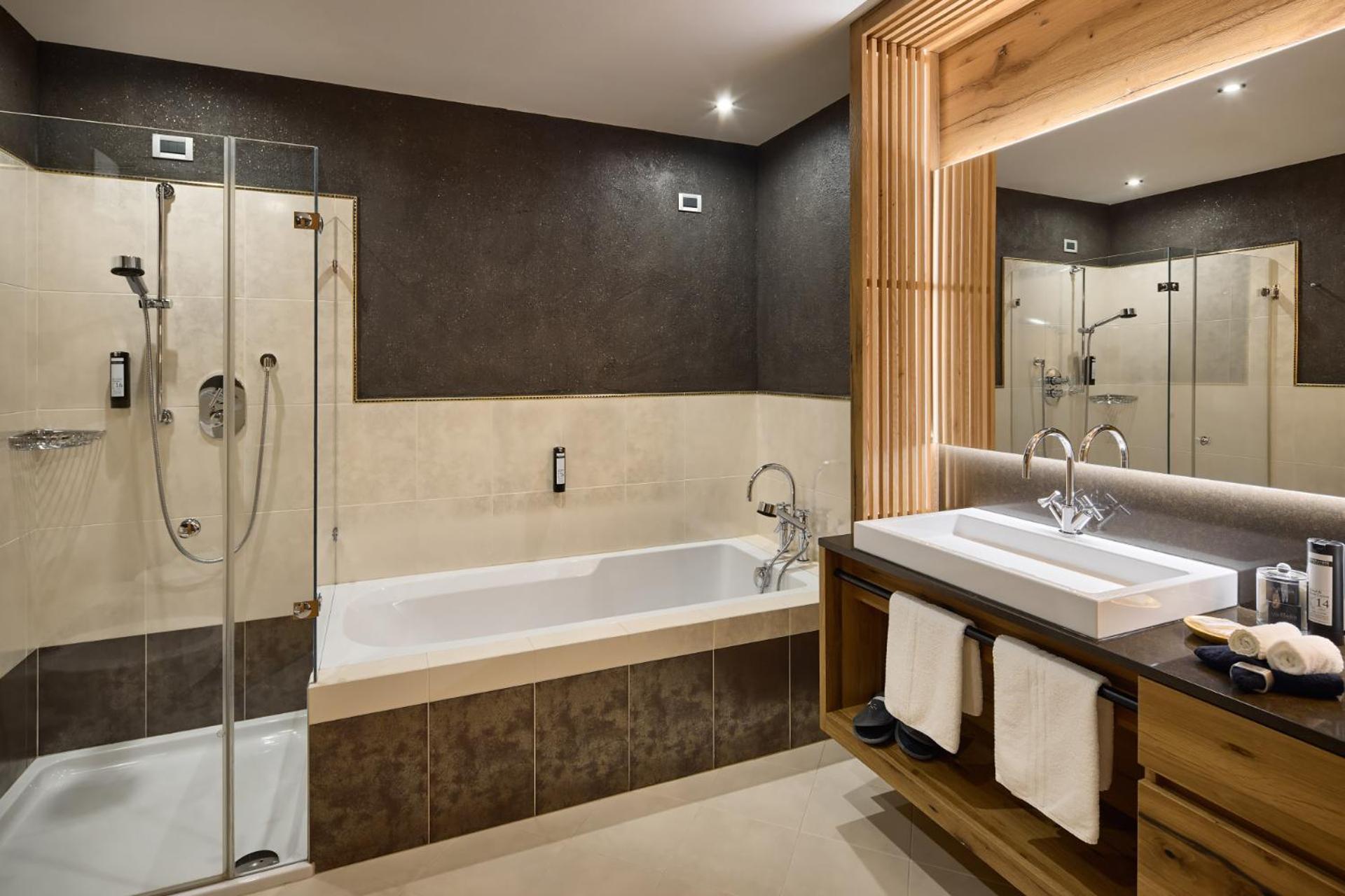 Deluxe Suite - Photo 6