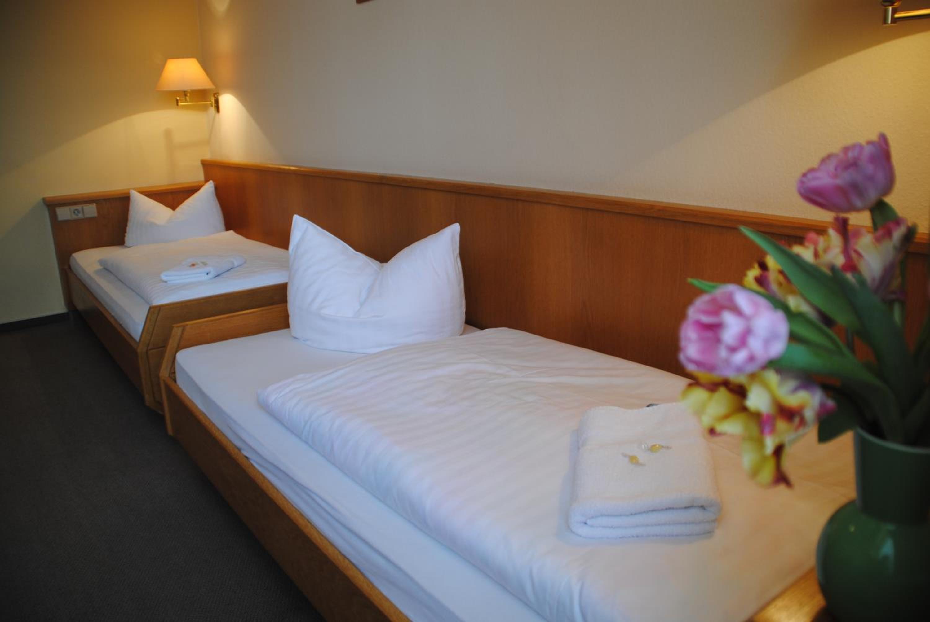 Standard Twin Room - Photo 1