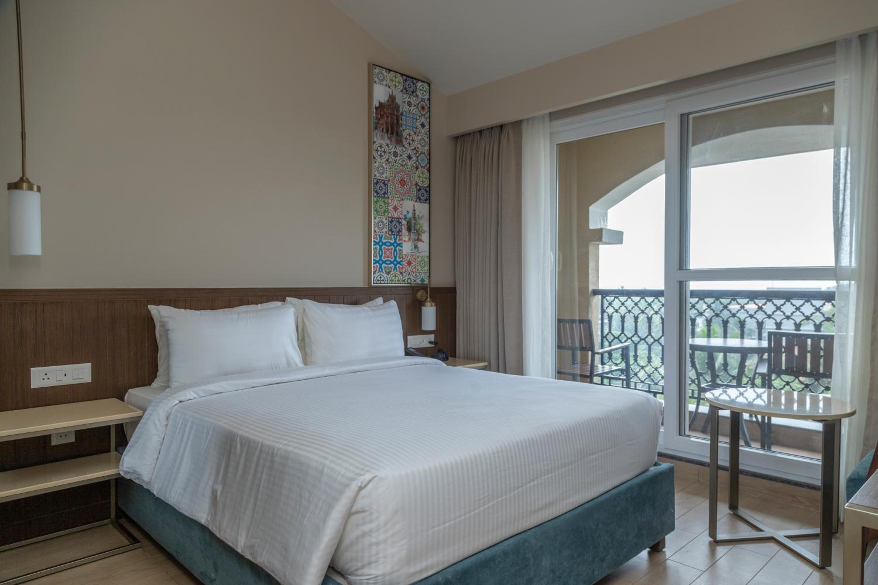 Deluxe Queen with Balcony -Kids’ swim classes + 15% off Food & Beverage - Photo 3