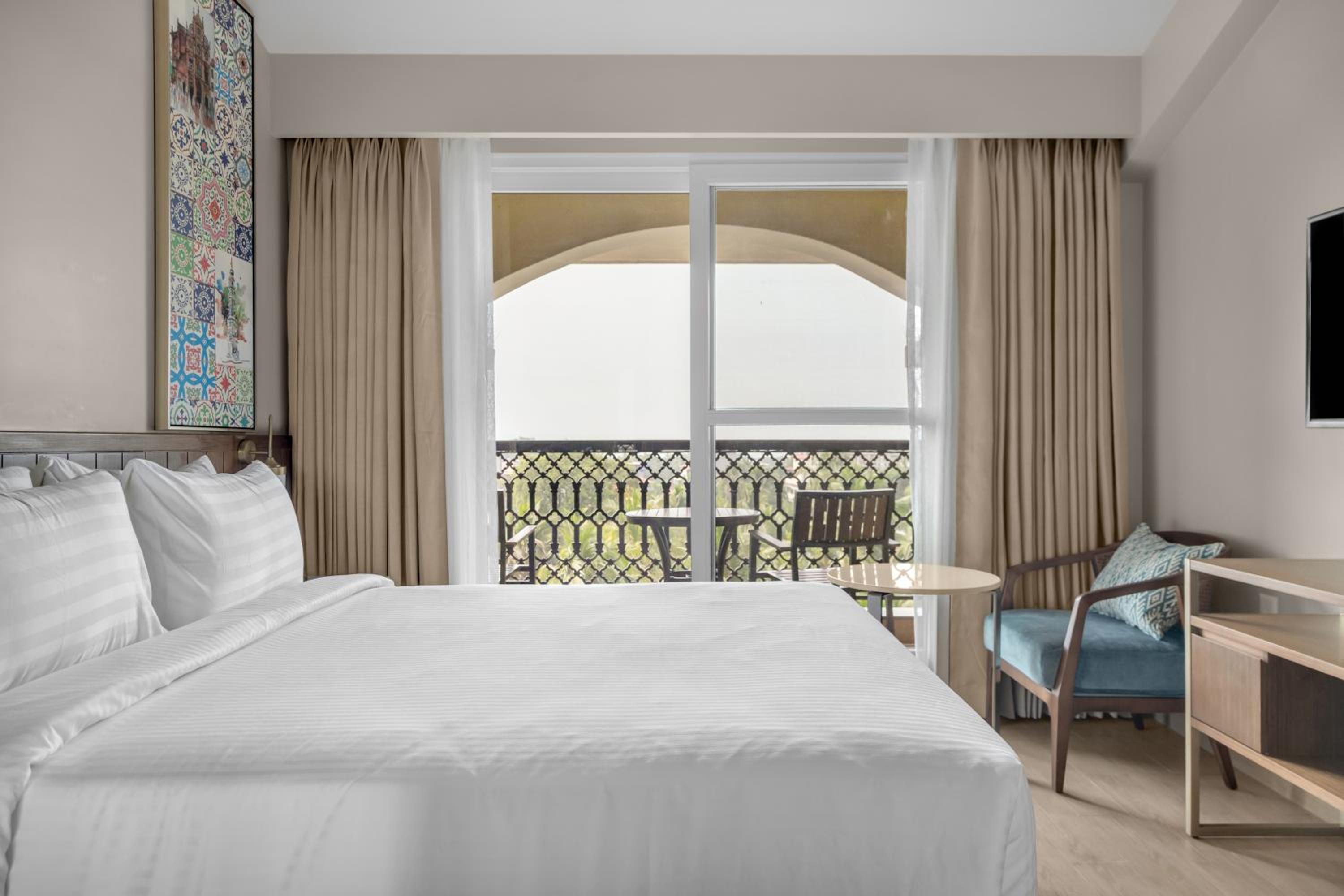 Pool View Queen Balcony - Kids’ swim classes + 15% off Food & Beverage - Photo 1