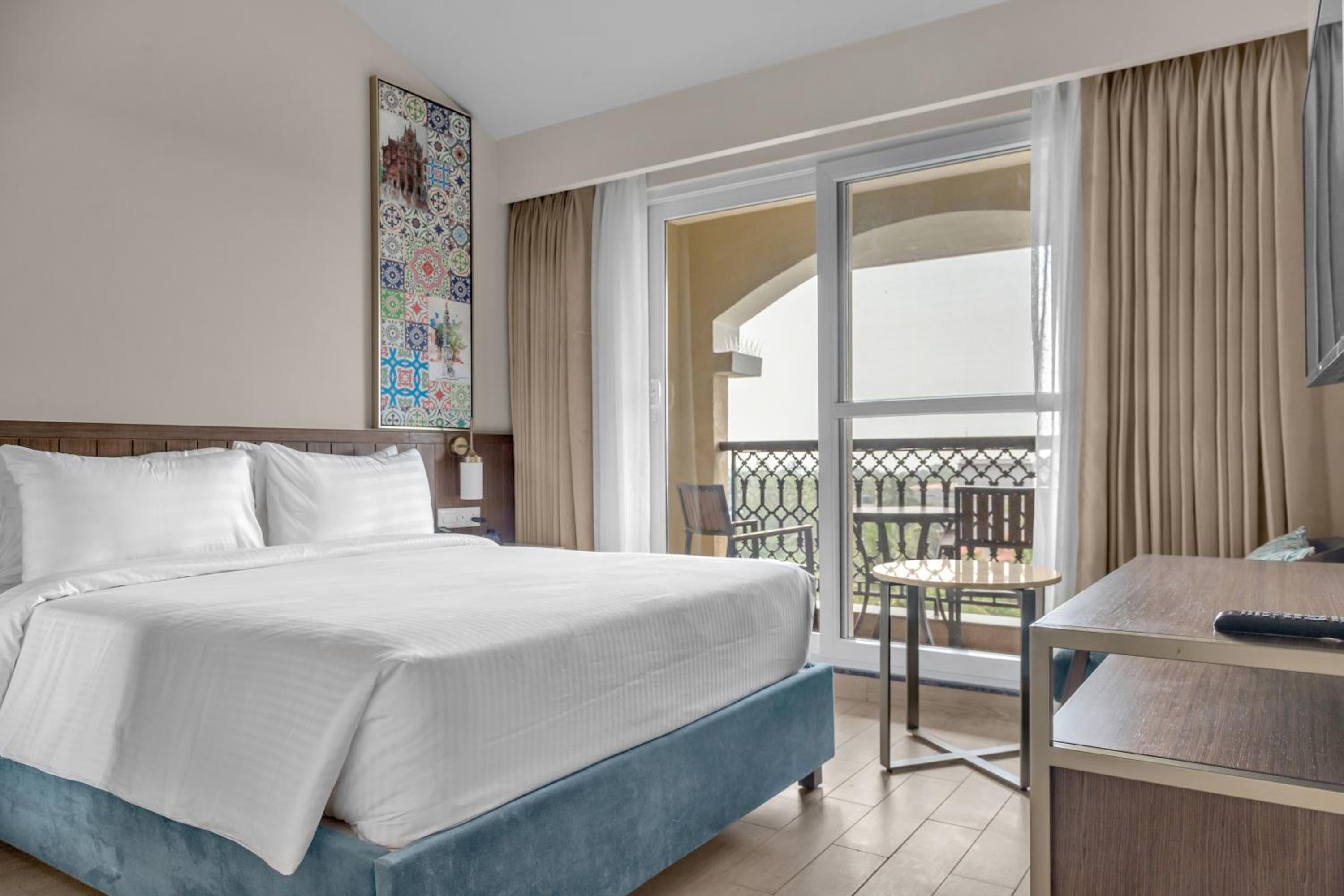 Pool View Queen Balcony - Kids’ swim classes + 15% off Food & Beverage - Photo 4