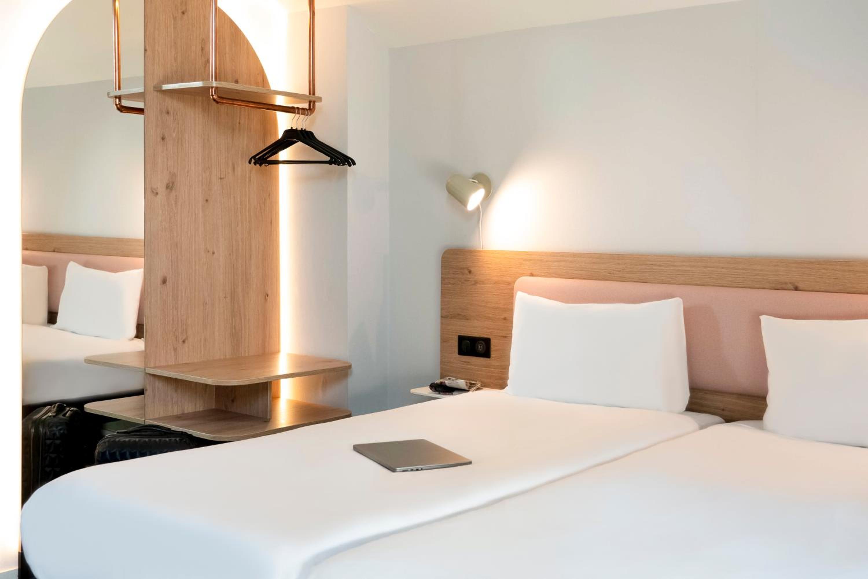 Standard Twin Room - Photo 4