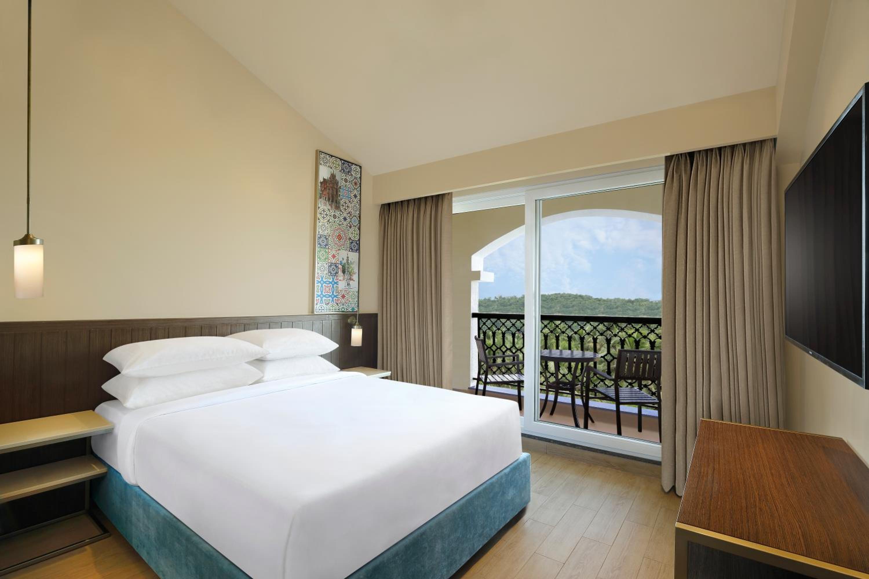 Fairfield Suite- Kids’ swim classes + 15% off Food & Beverage