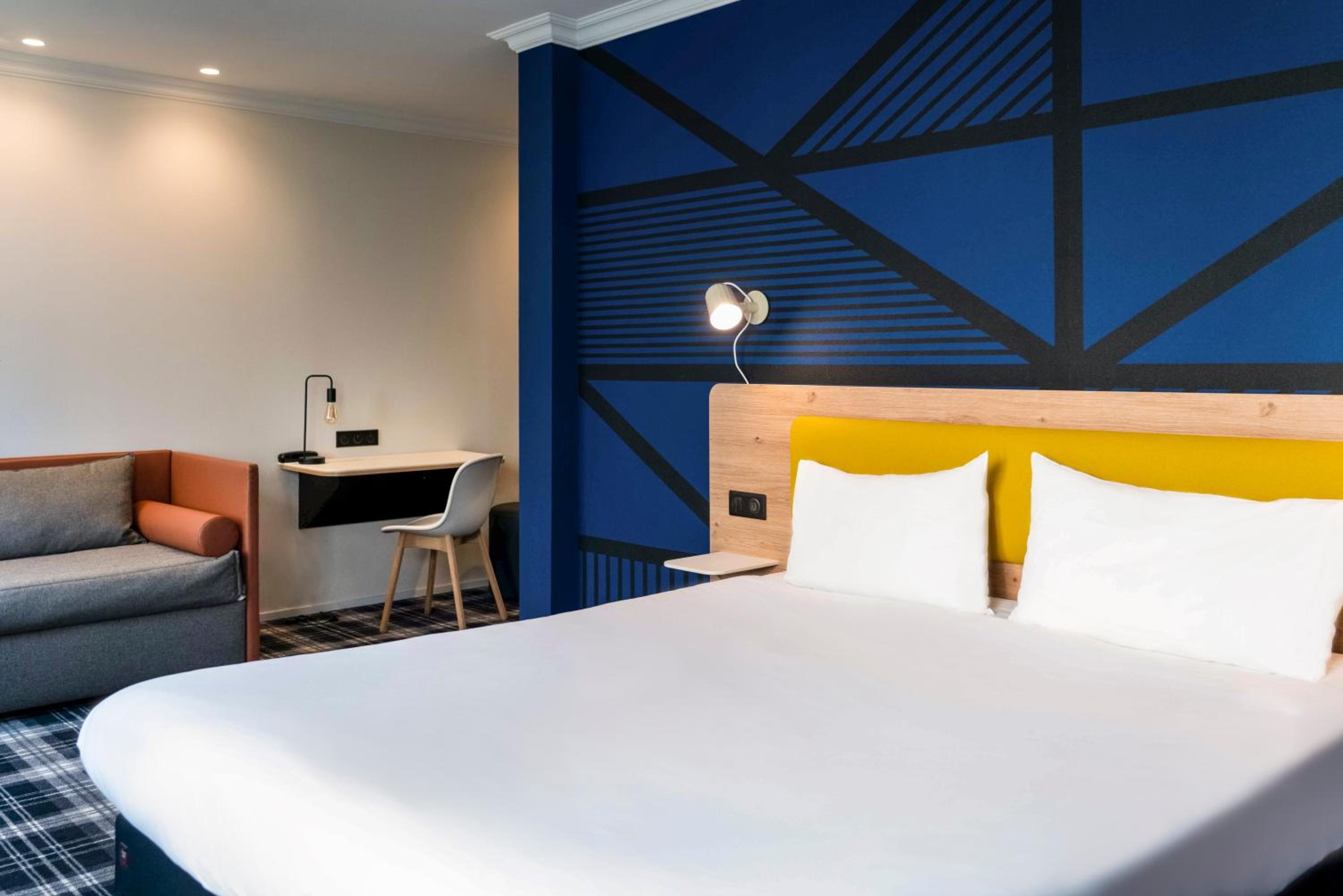 Standard Family Suite with One Double Bed and Twin Beds