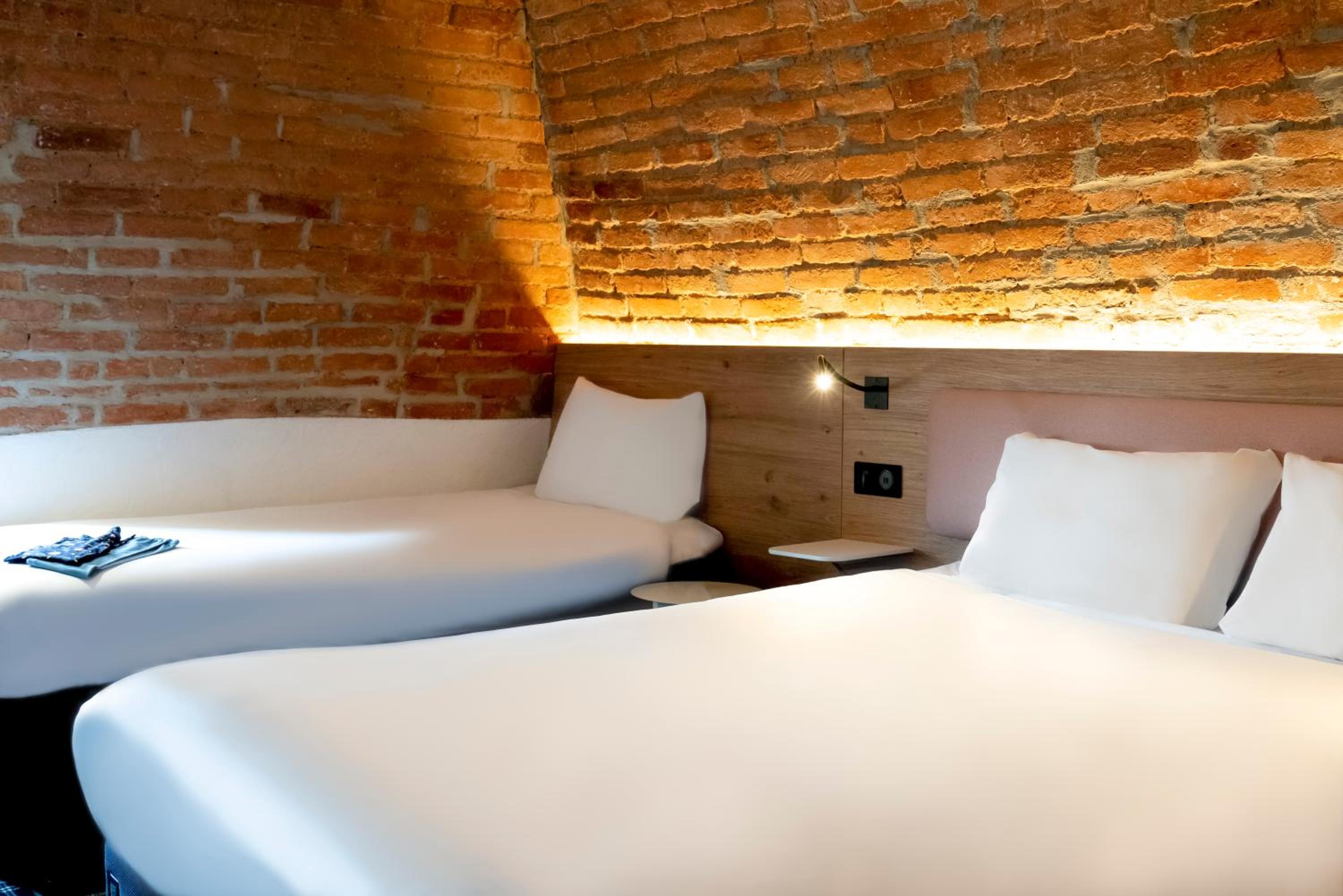 Standard Triple Room thumbnail 5