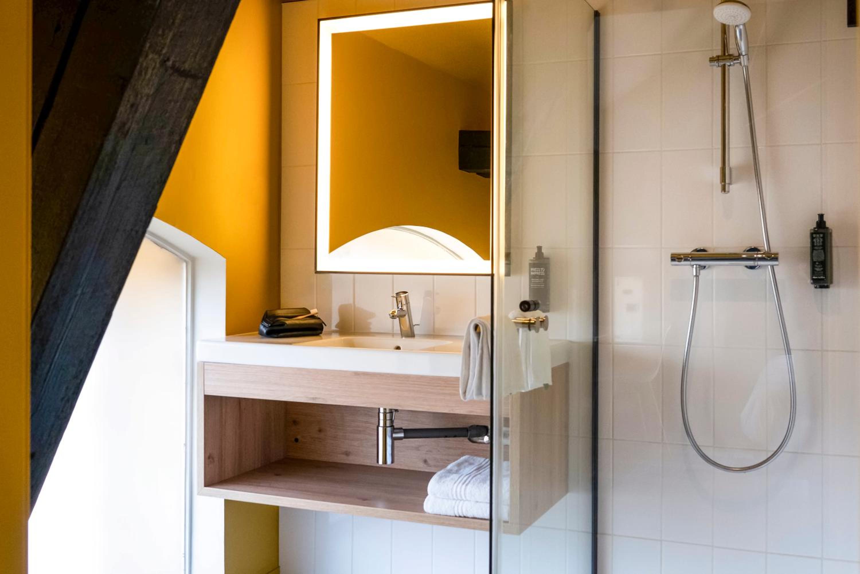 Standard Twin Room - Photo 2
