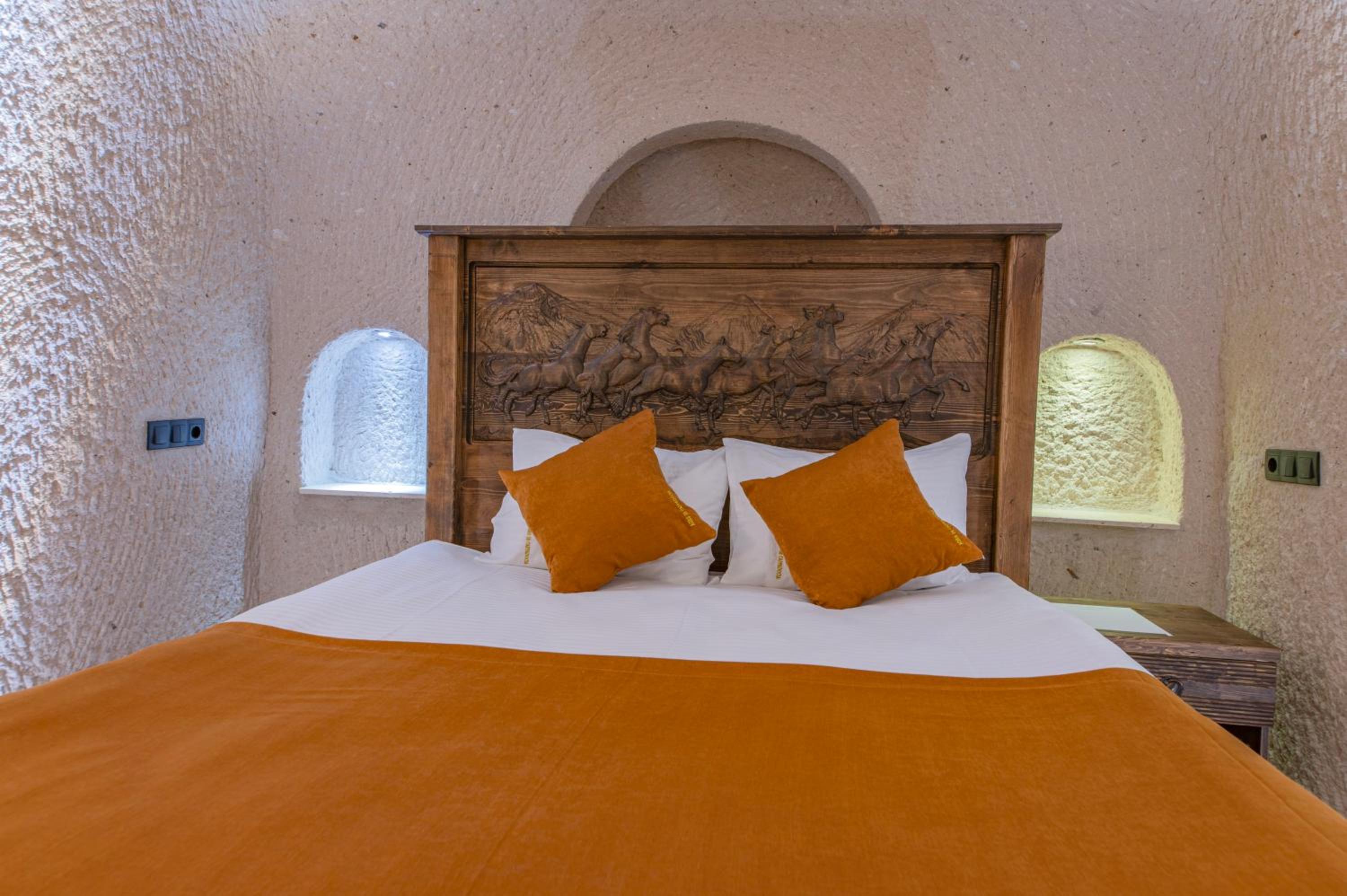 Deluxe Double Room with Bath thumbnail 6