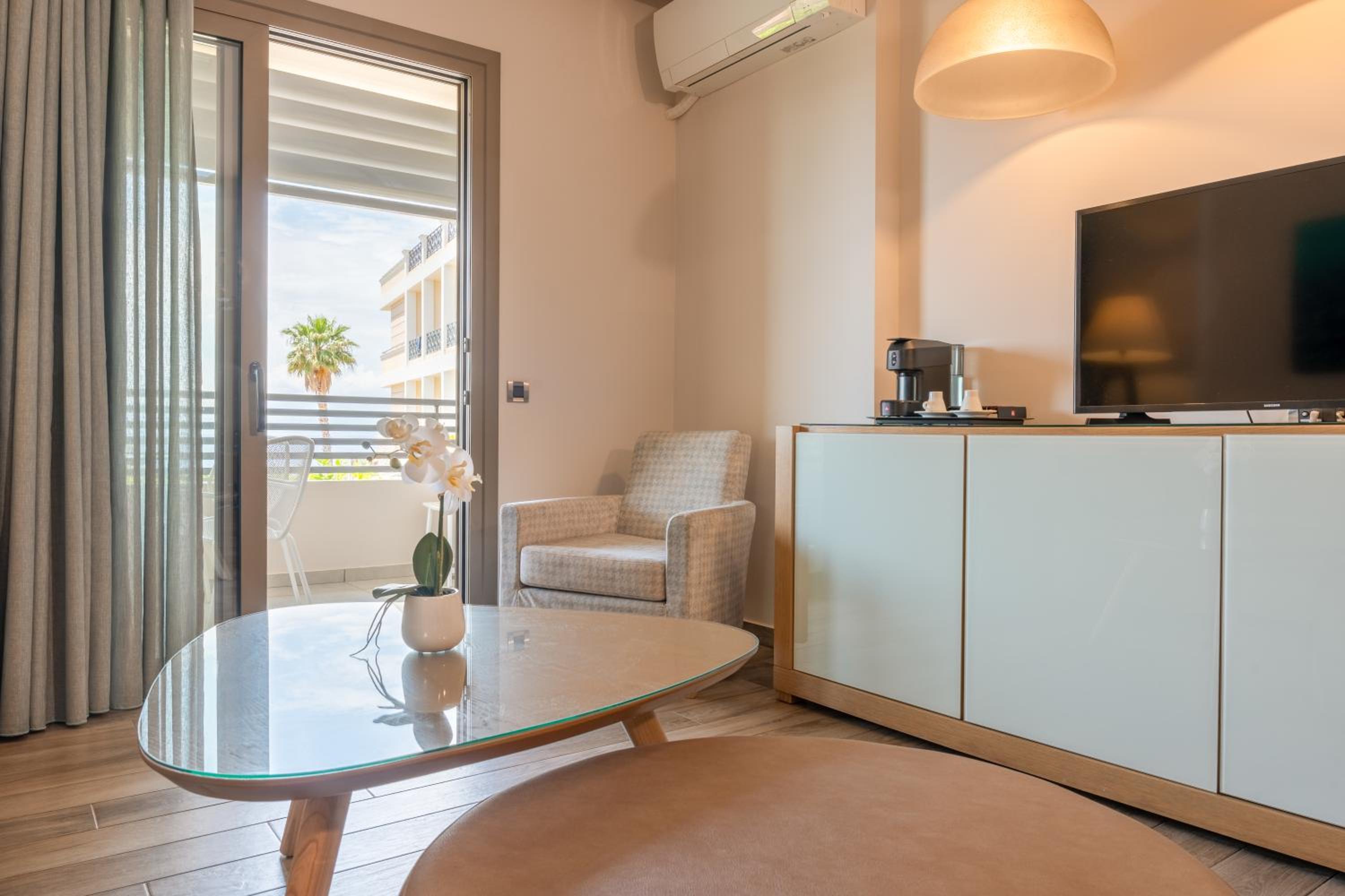 Deluxe Suite with Sea or Garden View - Photo 2
