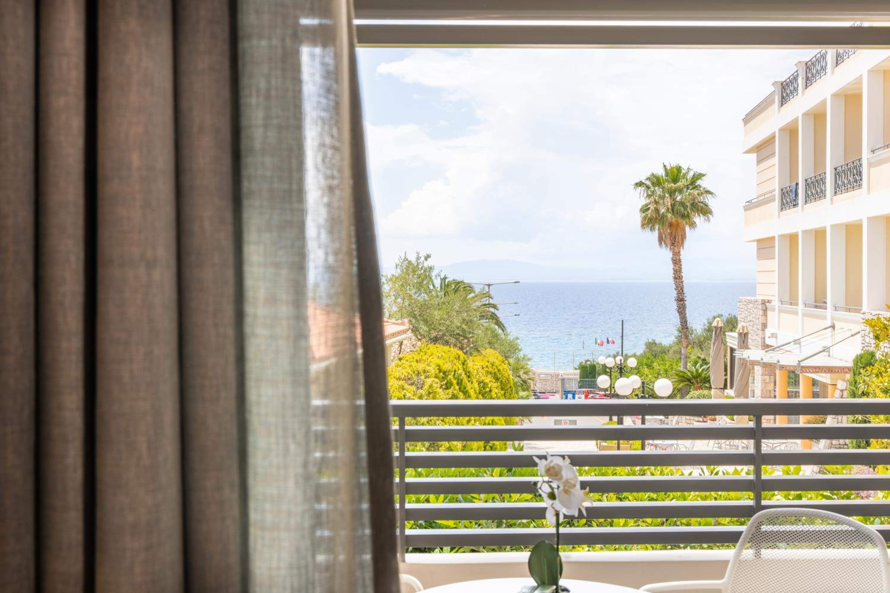 Deluxe Suite with Sea or Garden View - Photo 7