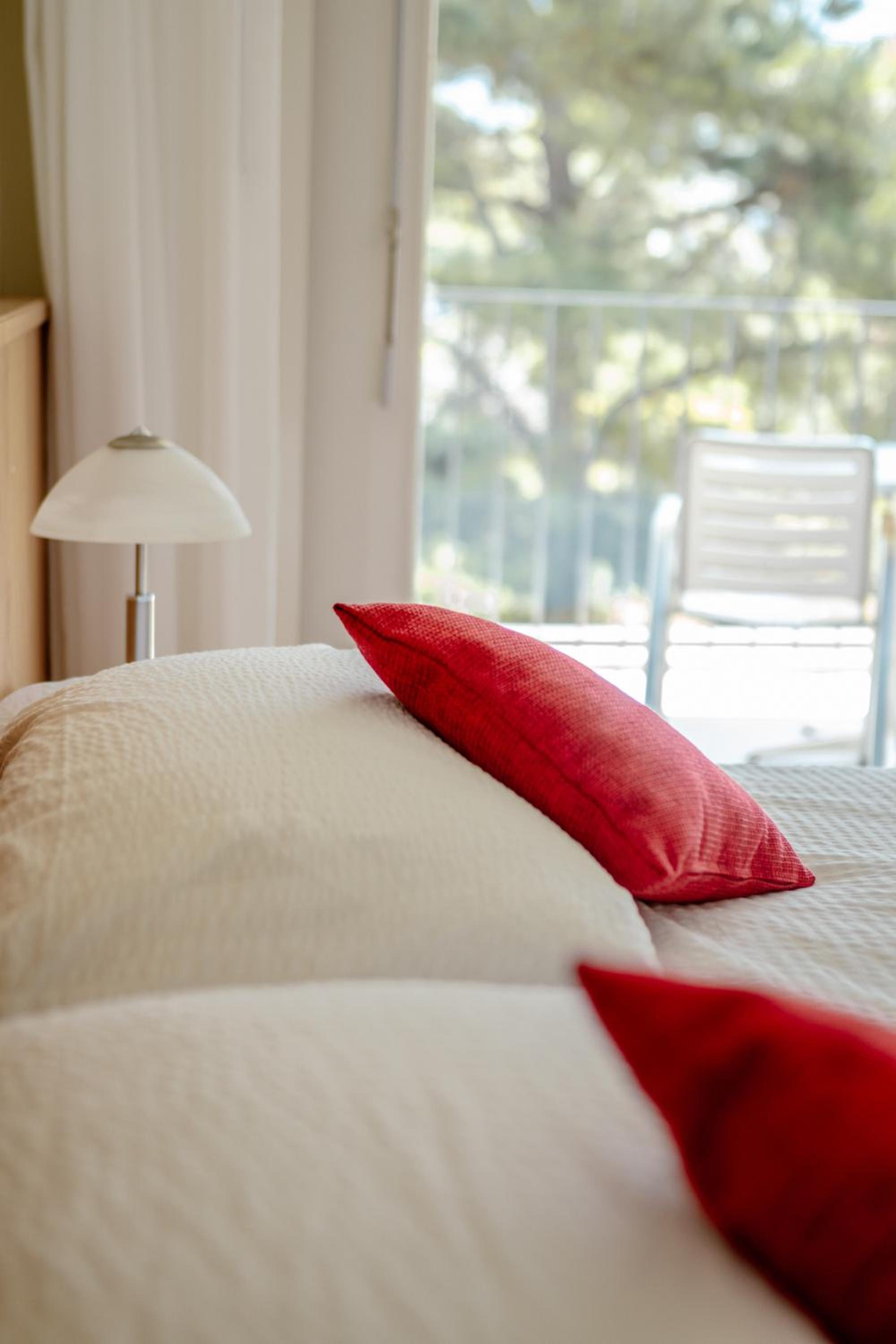 Double Room with Balcony and Garden View  - Photo 6