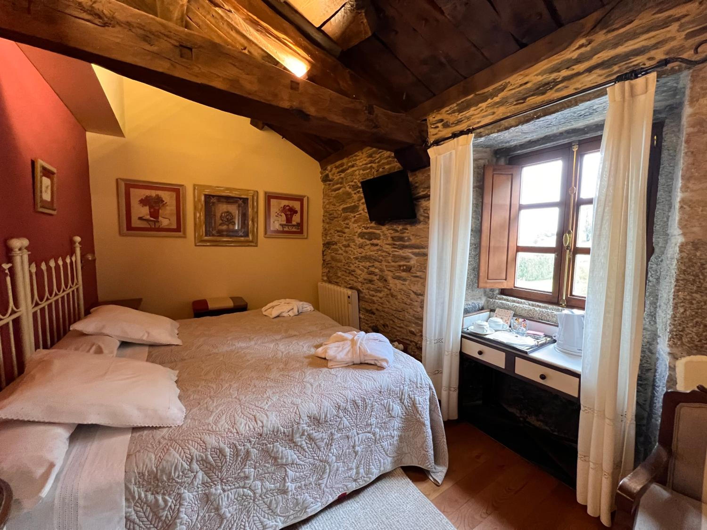 Habitación Doble con Vista a la Montaña (2 Adultos)
