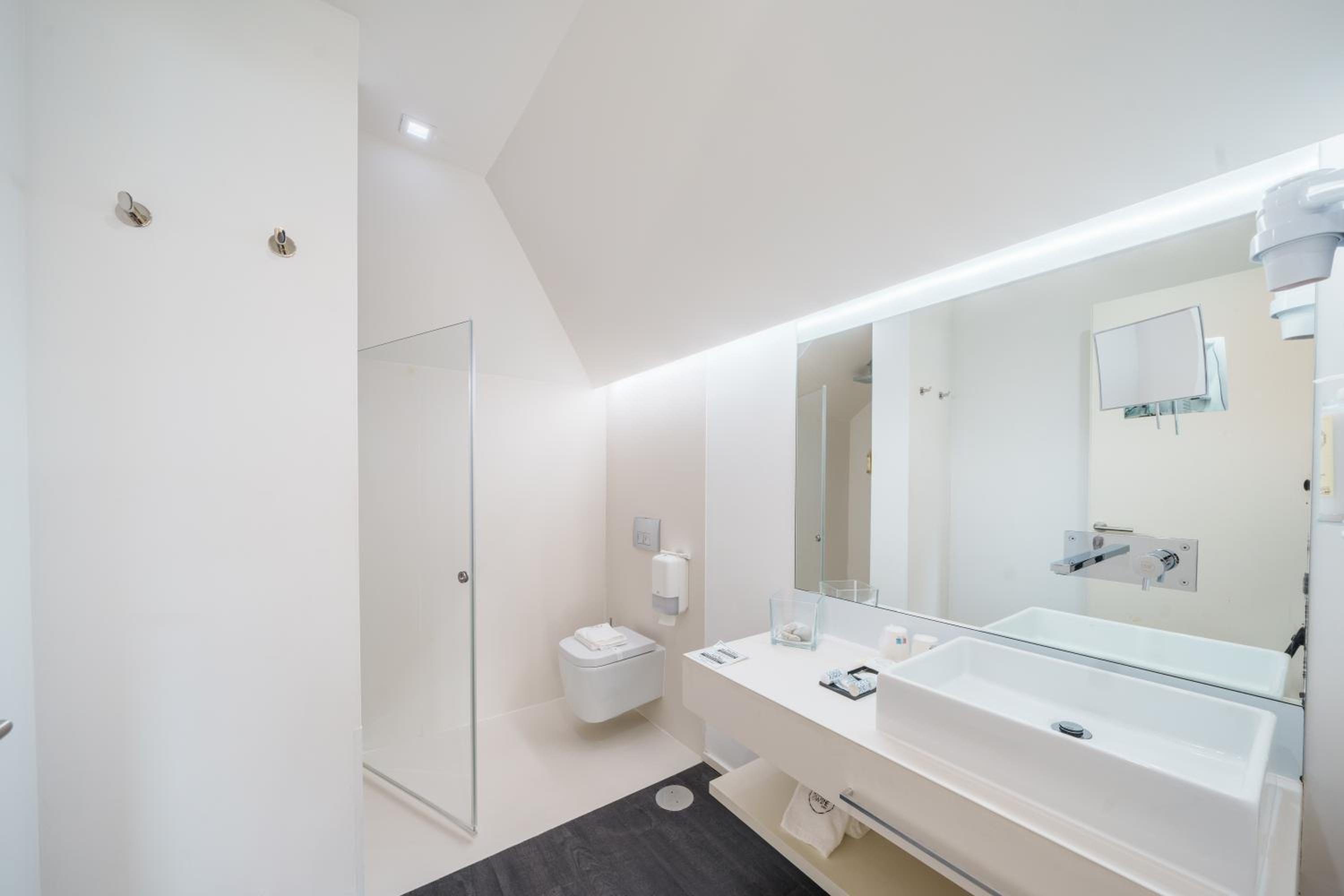 Suite with Spa Access - Photo 3