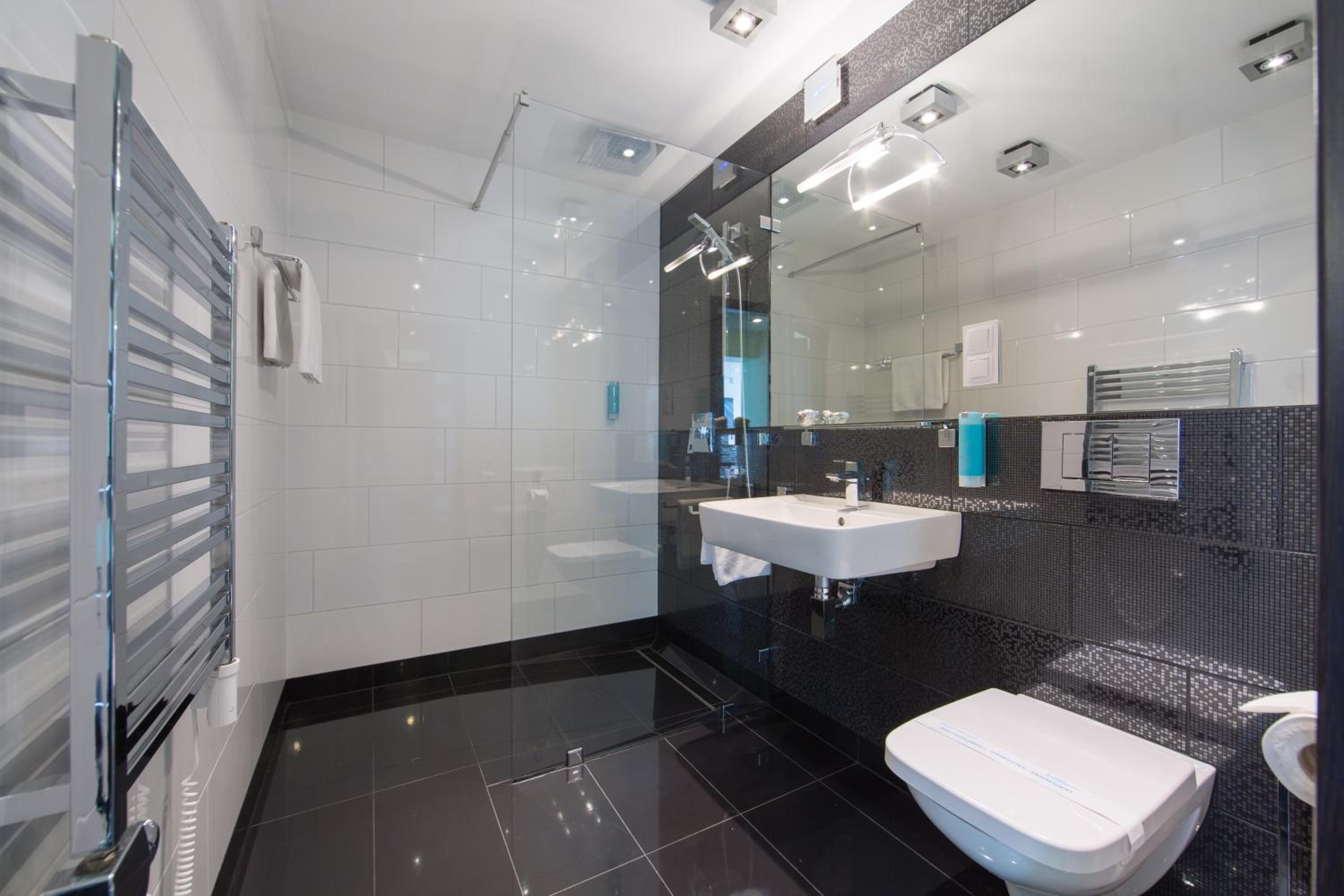 Superior Suite - Photo 9